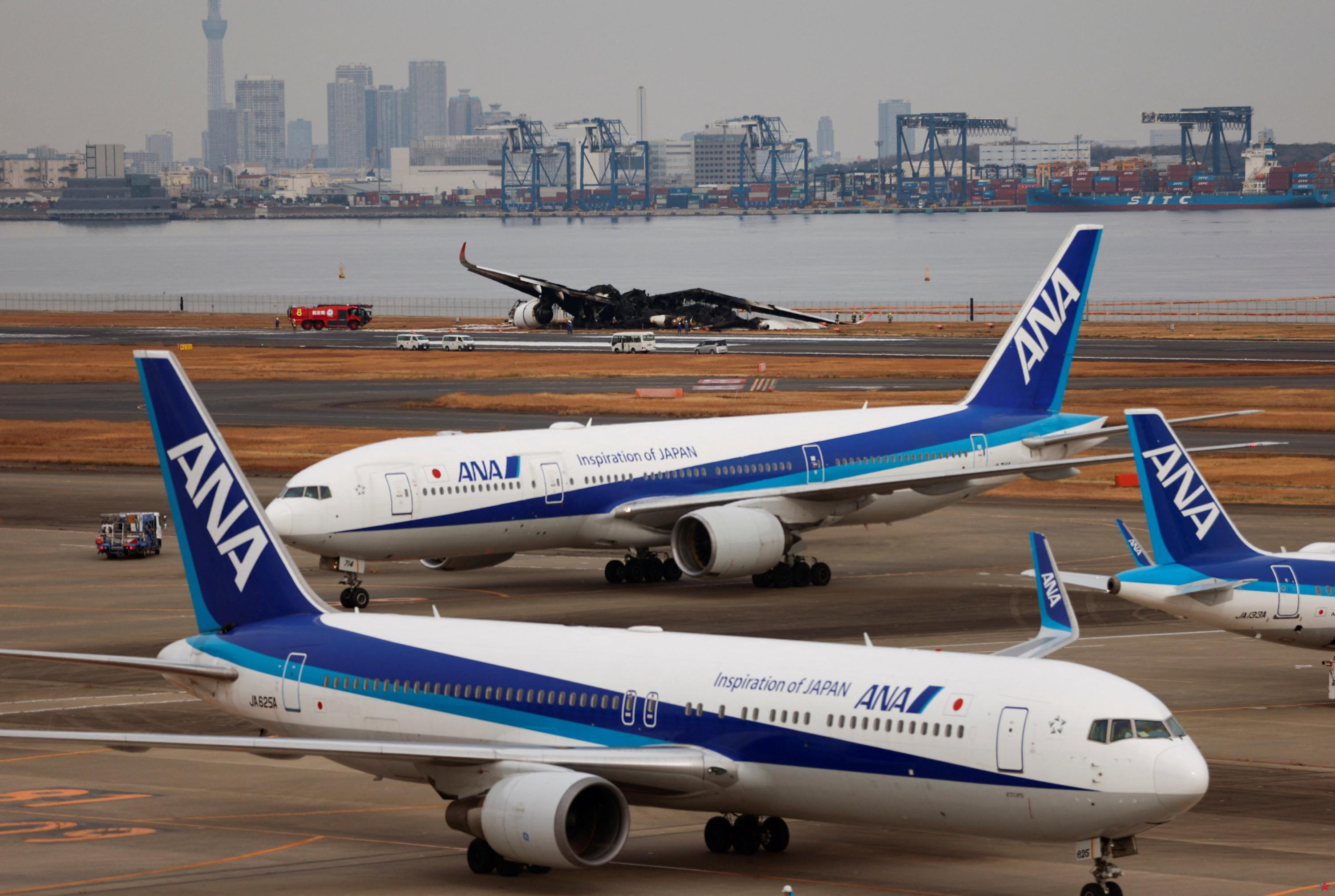 Colisión en el aeropuerto de Tokio: los pilotos no vieron al otro avión en tierra
