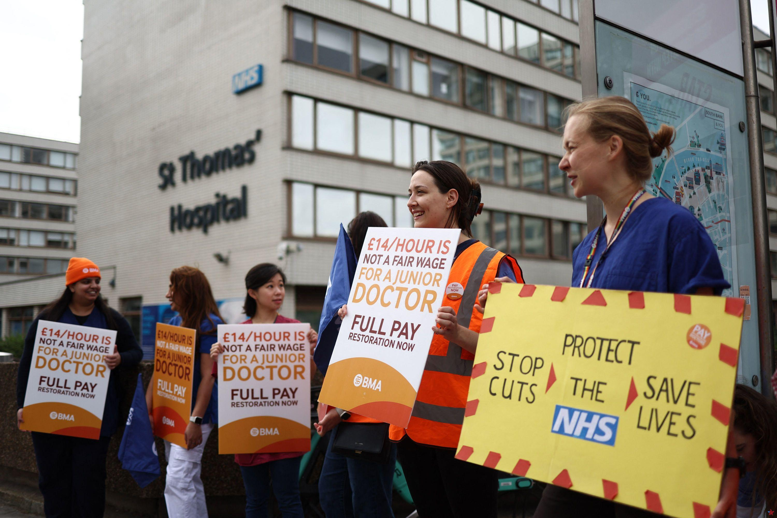 Reino Unido: jóvenes médicos inician una huelga de duración sin precedentes