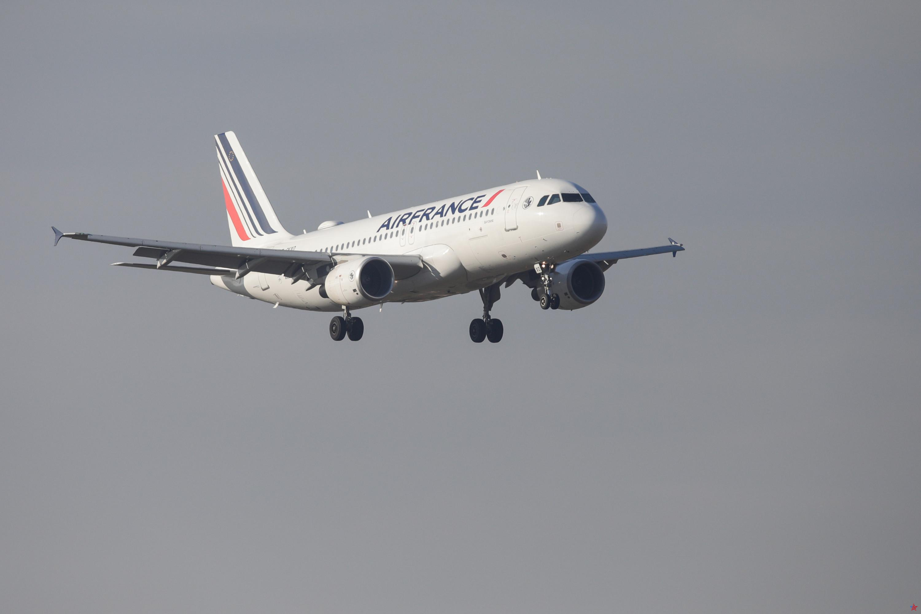 El tráfico aéreo en Francia alcanzó en diciembre su nivel de 2019, el primero desde la pandemia