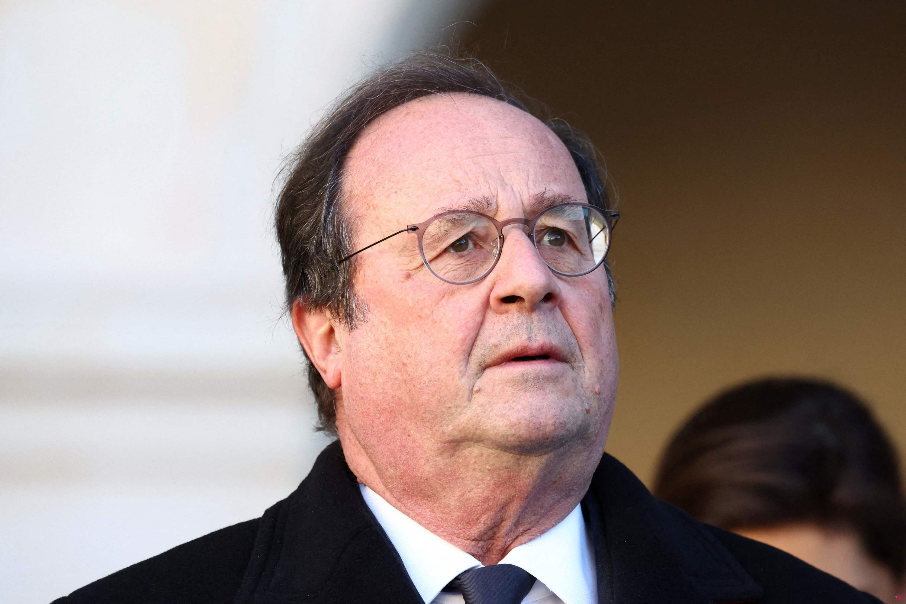 Attal: Hollande señala un “sorprendente contraste entre la juventud del ejecutivo y la antigüedad de sus políticas”