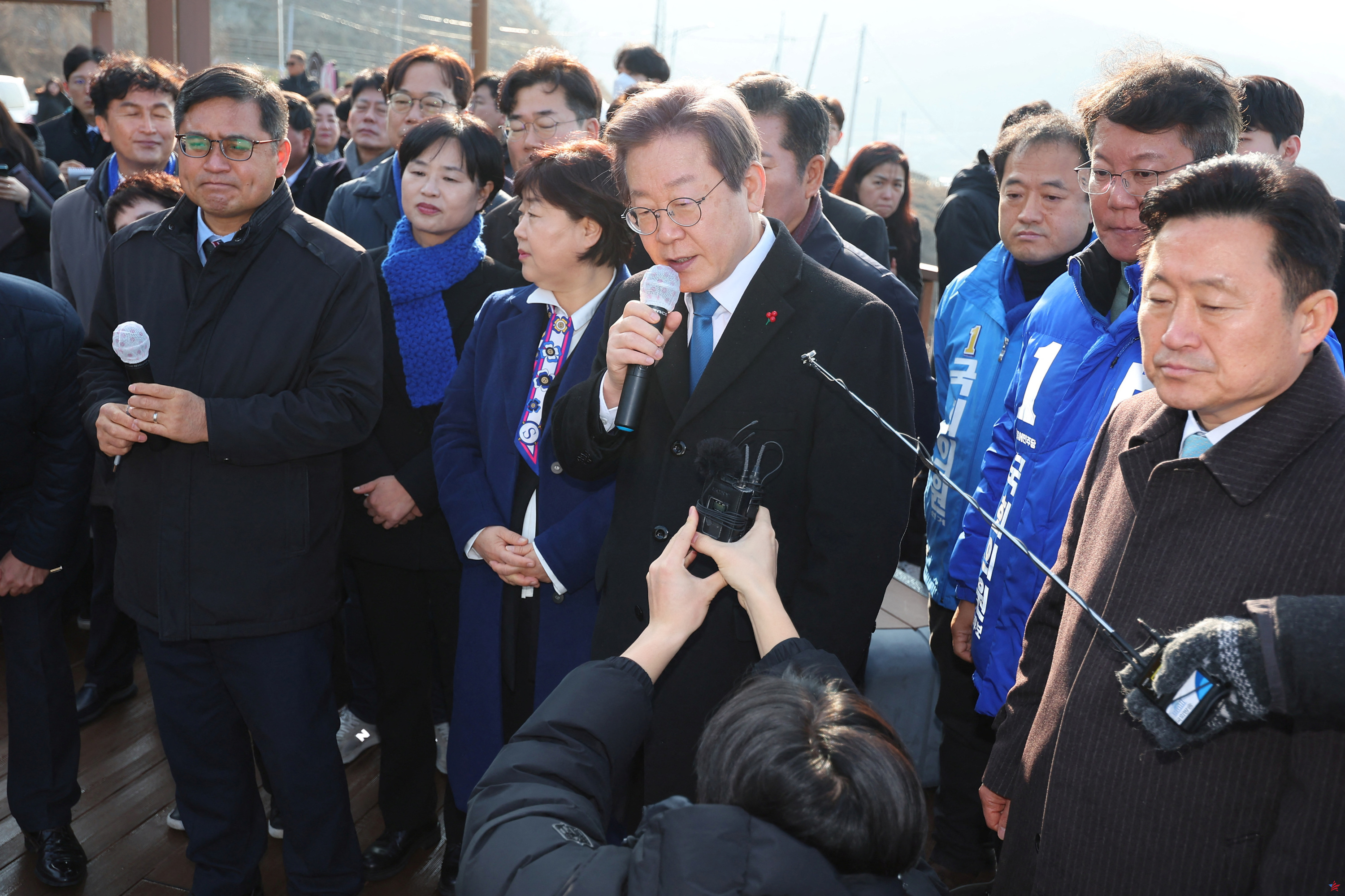 Corea del Sur: el líder de la oposición apuñalado escapó por poco de la muerte