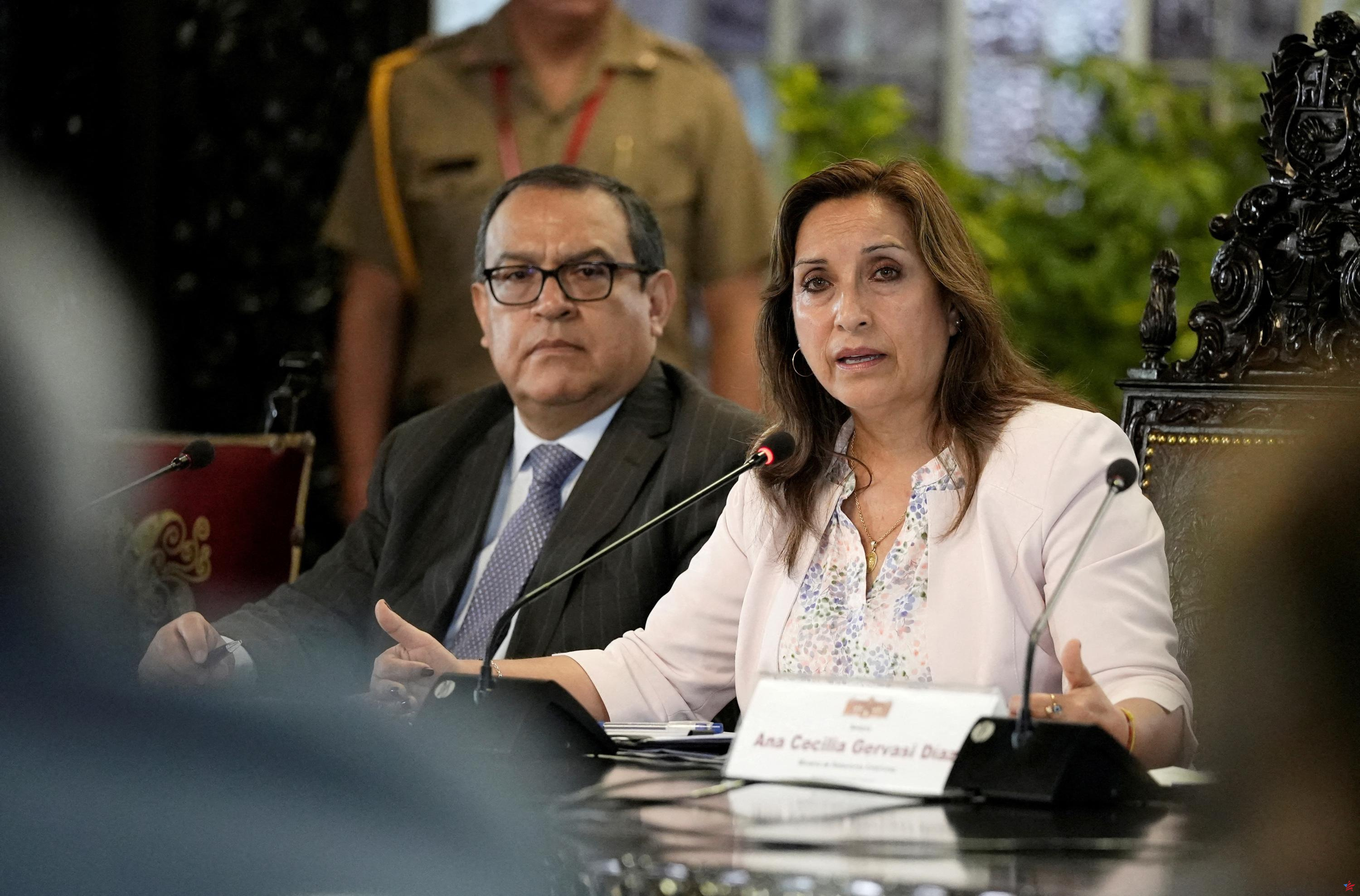 La presidenta peruana Dina Boluarte agredida por dos mujeres