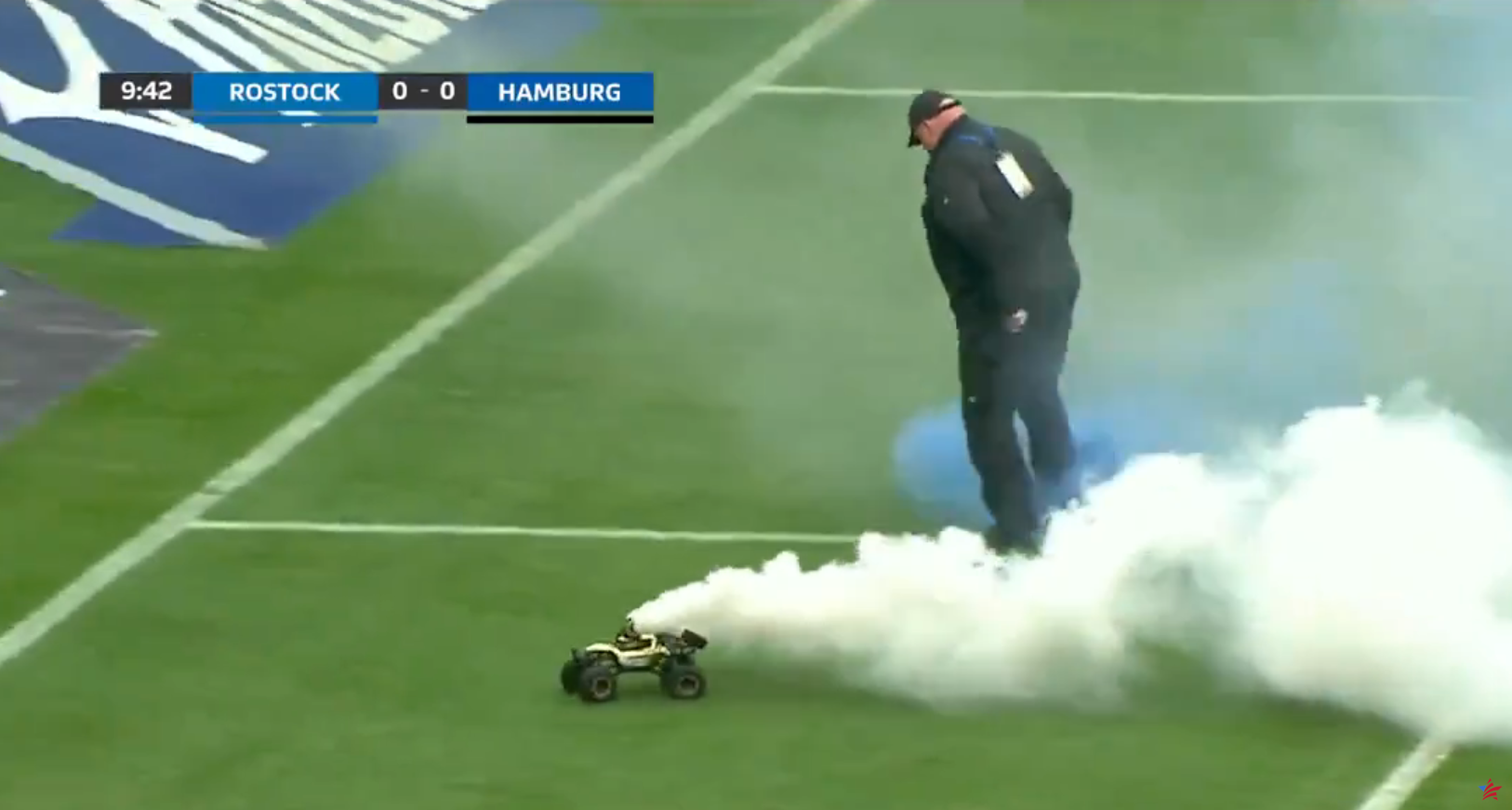 Fútbol: coches teledirigidos con bombas de humo en el césped, la ira en Alemania (vídeo)