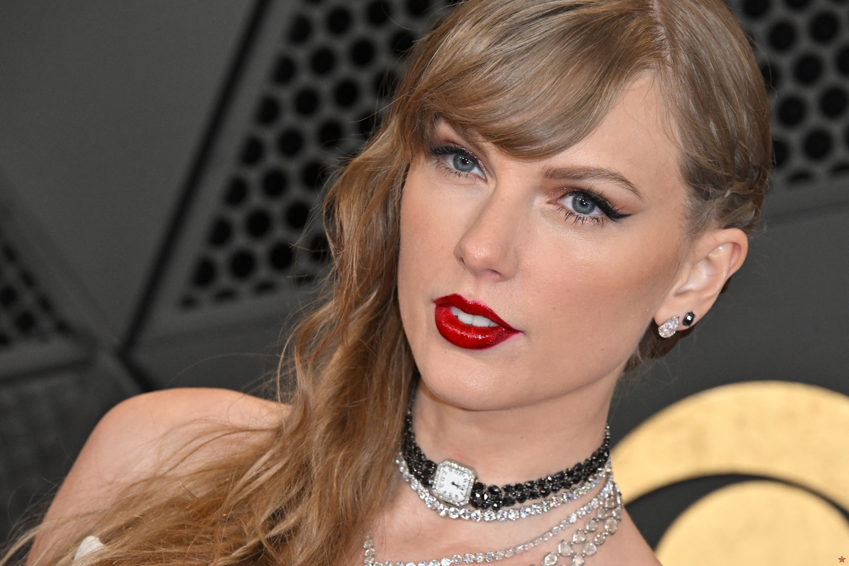 Mira alrededor de tu cuello: Taylor Swift lanza una tendencia confusa en los premios Grammy