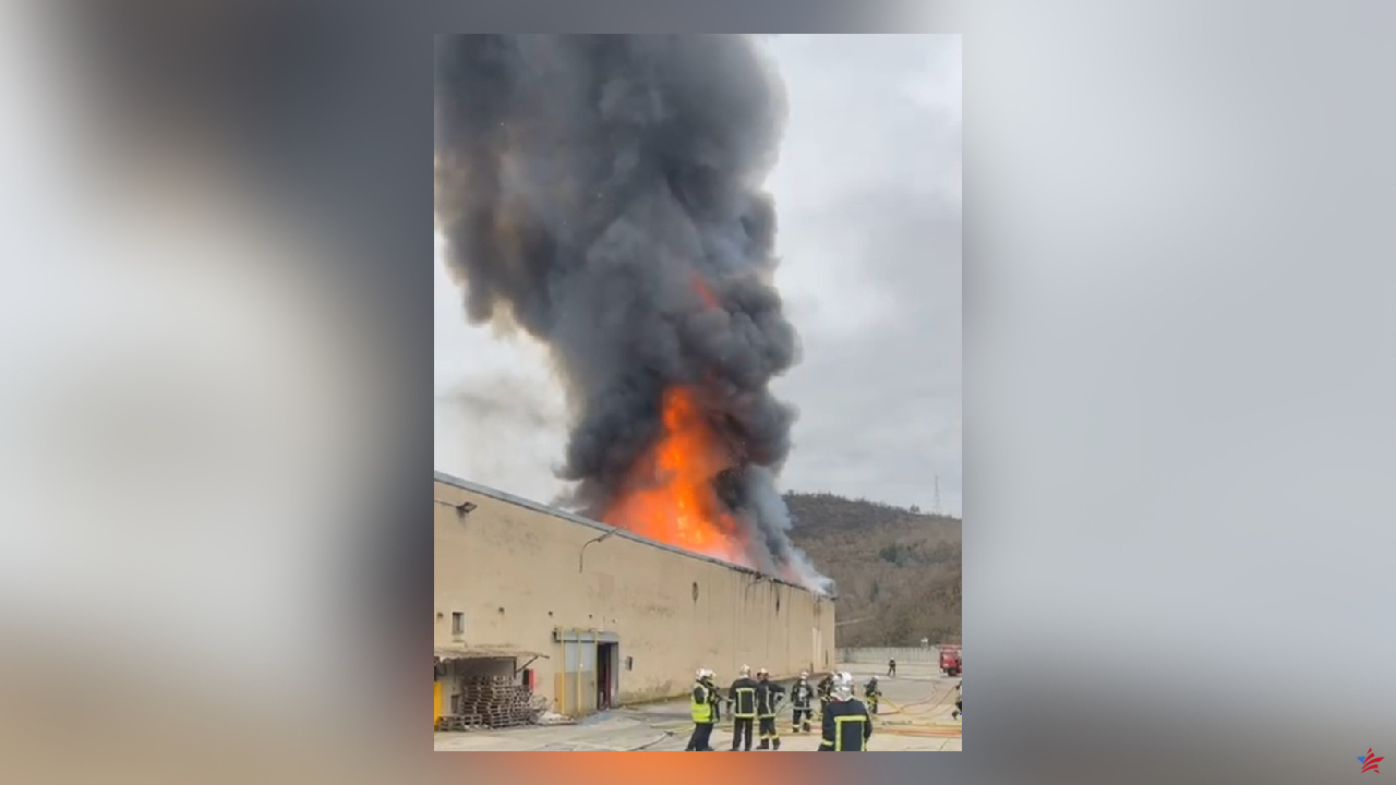 Aveyron: 900 toneladas de baterías de litio se incendian, incendio contenido