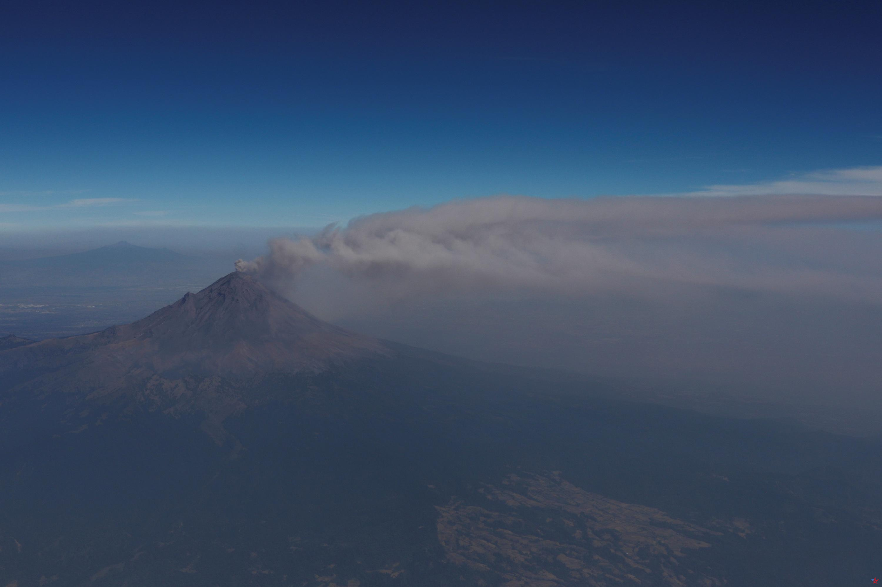 México: una veintena de vuelos cancelados a causa del volcán Popocatépetl