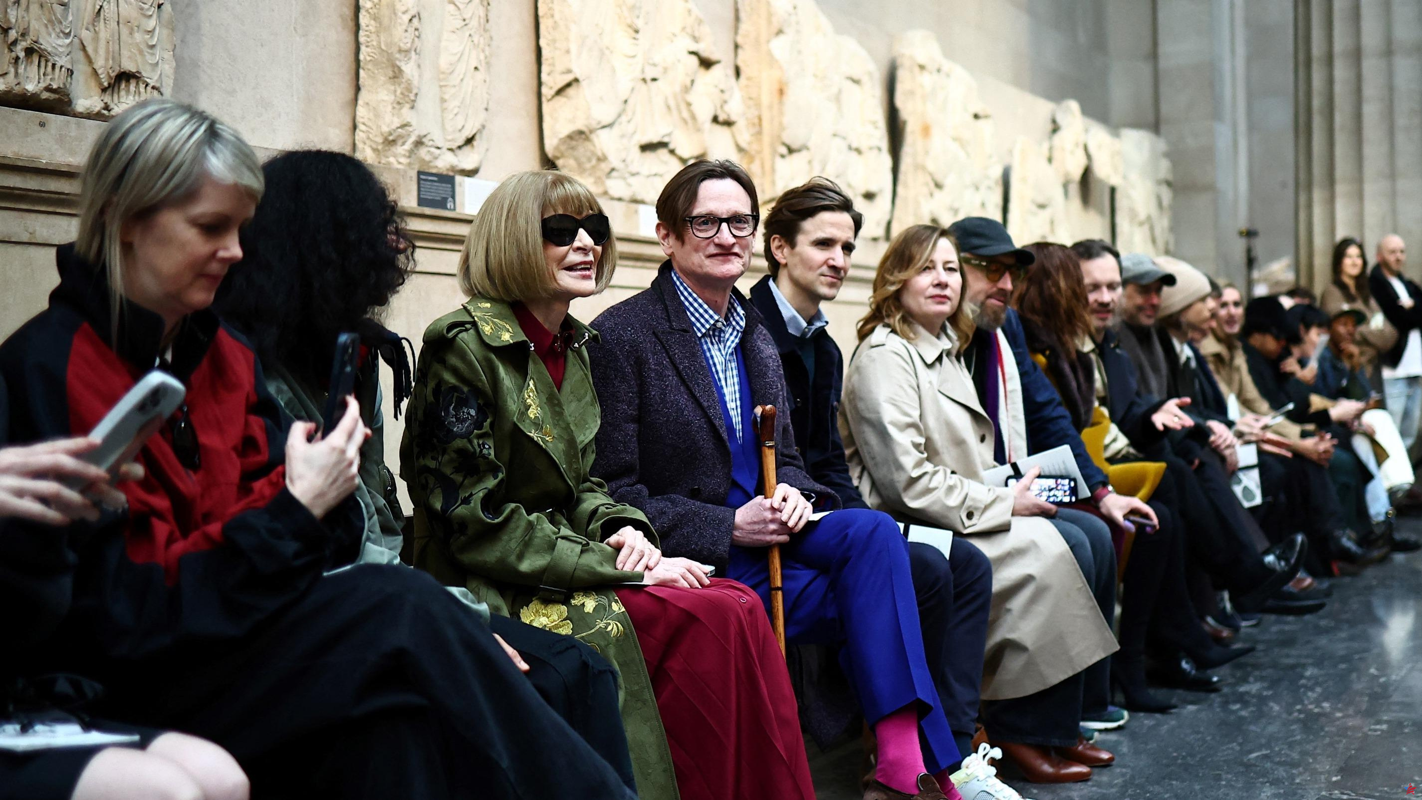 Un desfile de moda frente a los frisos del Partenón de Londres escandaliza a Atenas