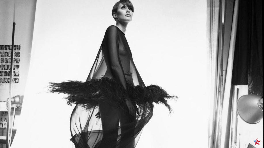 Y Yves Saint Laurent inventó el vestido transparente