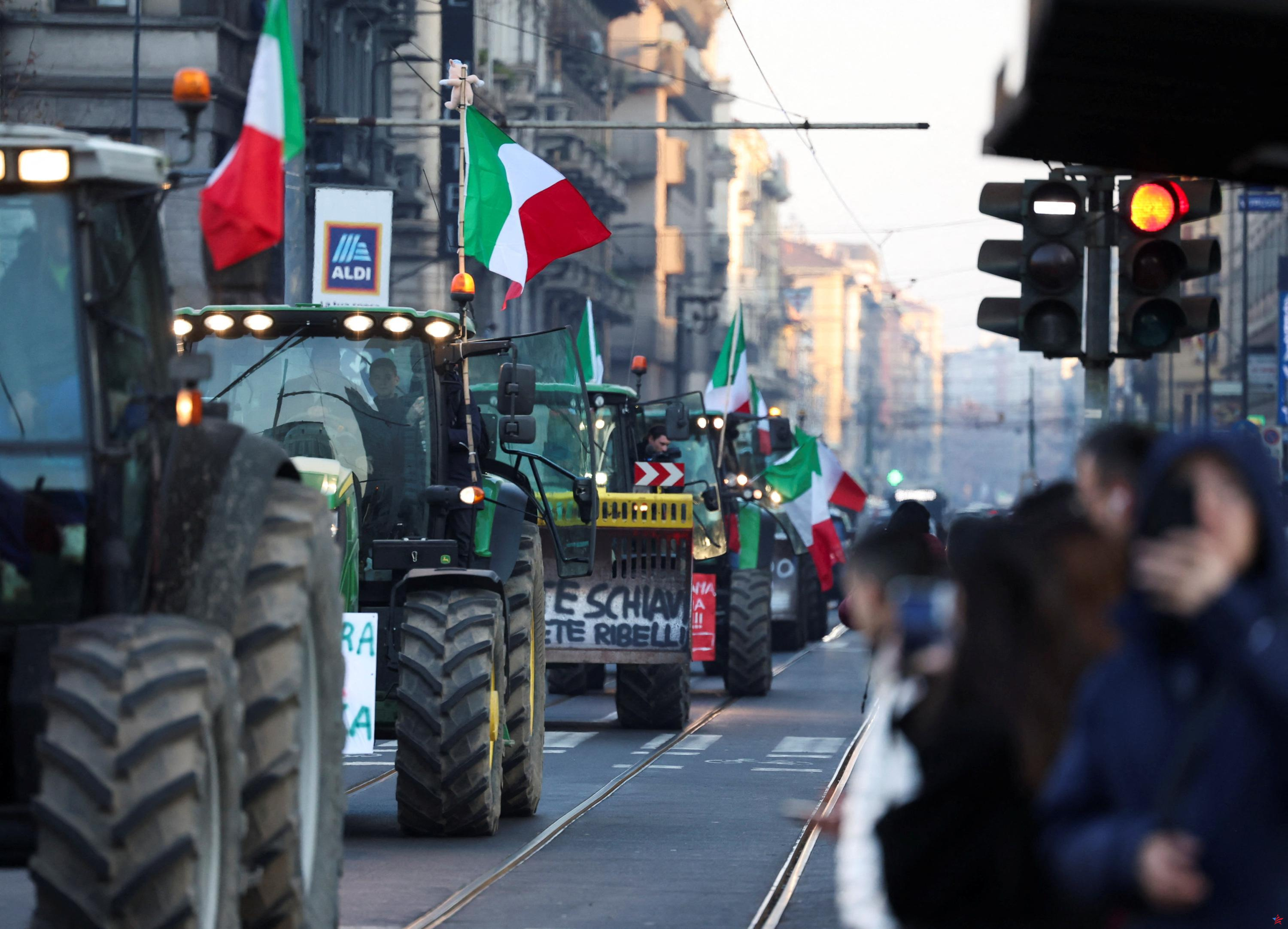 La ira de los agricultores disminuye en Francia, pero continúa en España e Italia
