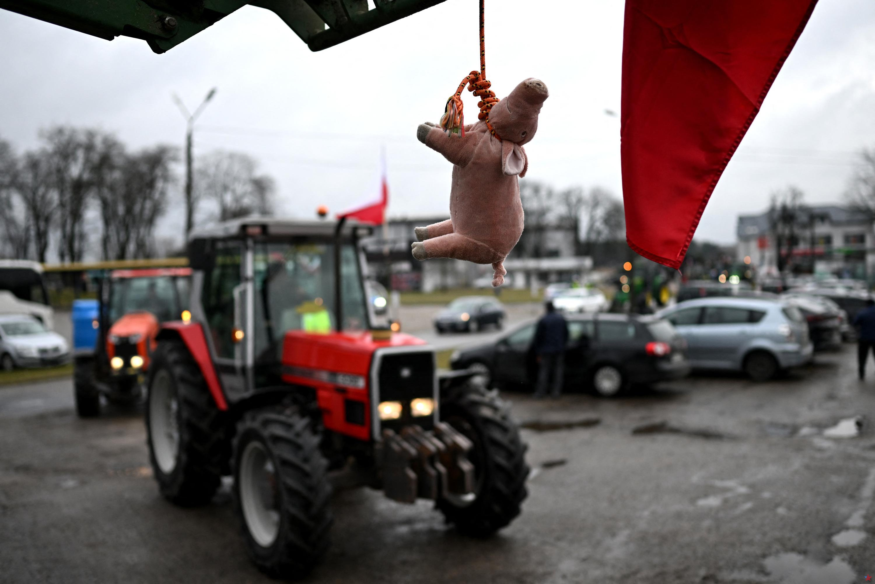En Polonia, los agricultores bloquean un centenar de carreteras y cruces hacia Ucrania