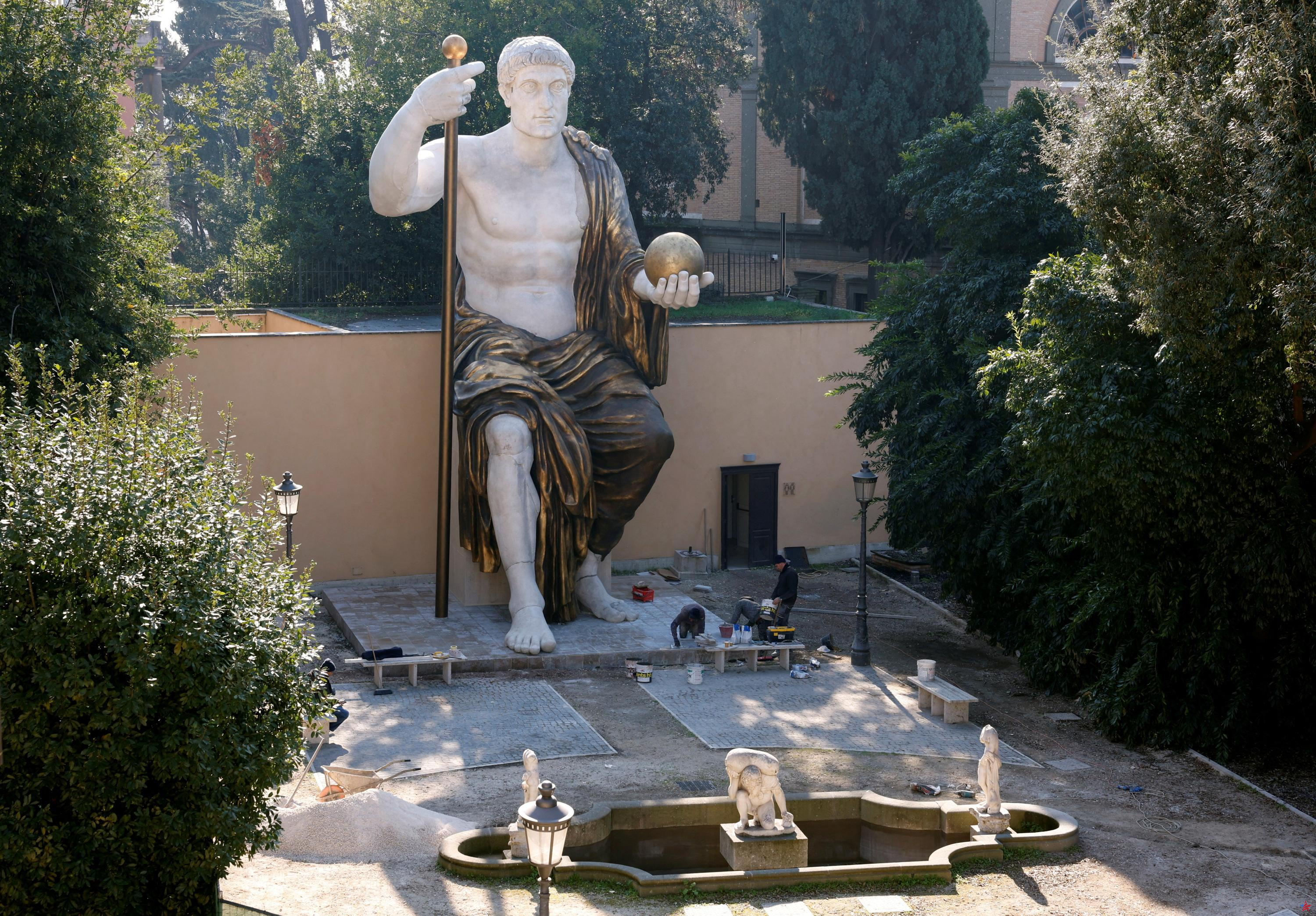 La colosal estatua de Constantino reconstruida en Roma