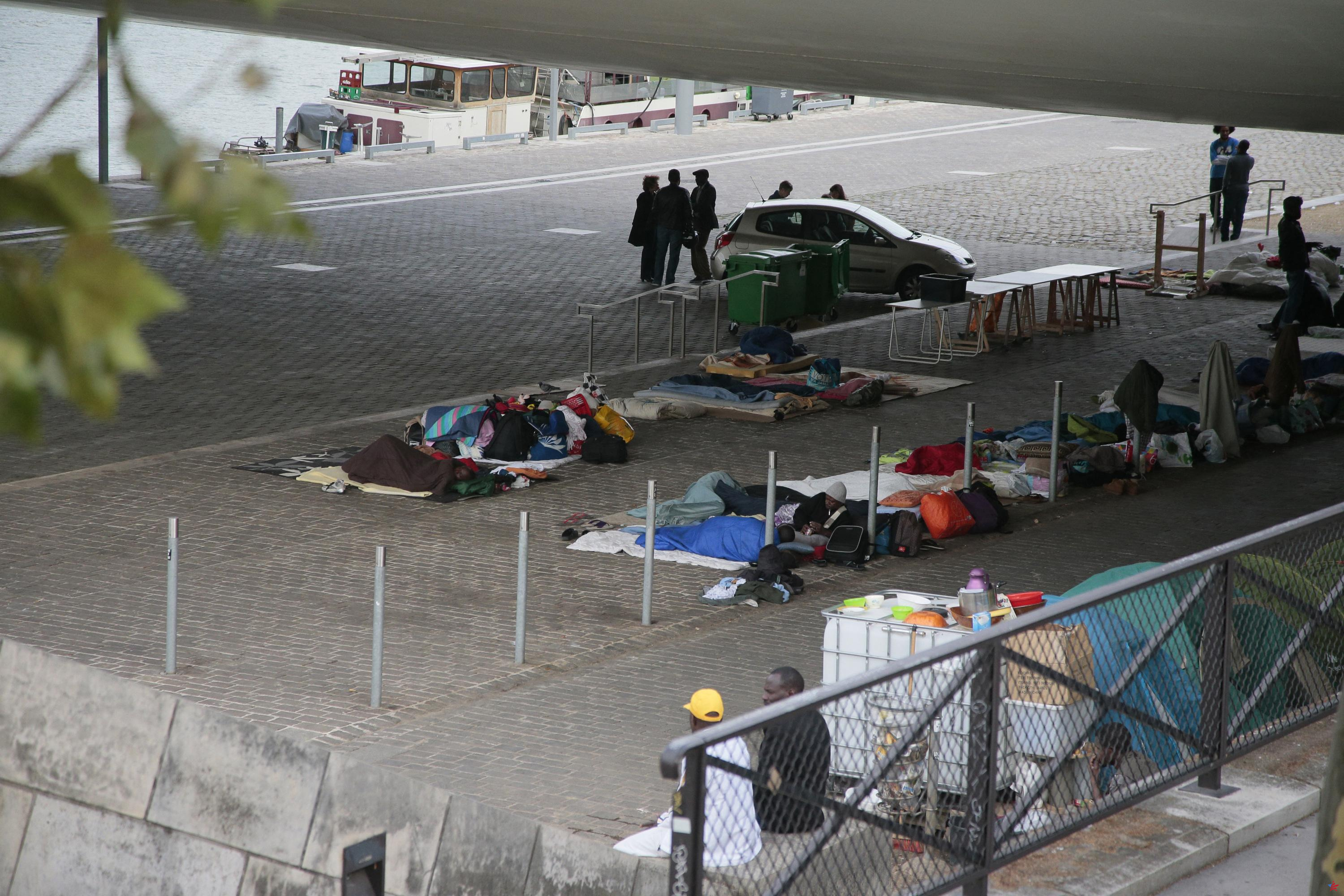 Migrantes: un campo evacuado en París bajo el puente Charles-de-Gaulle