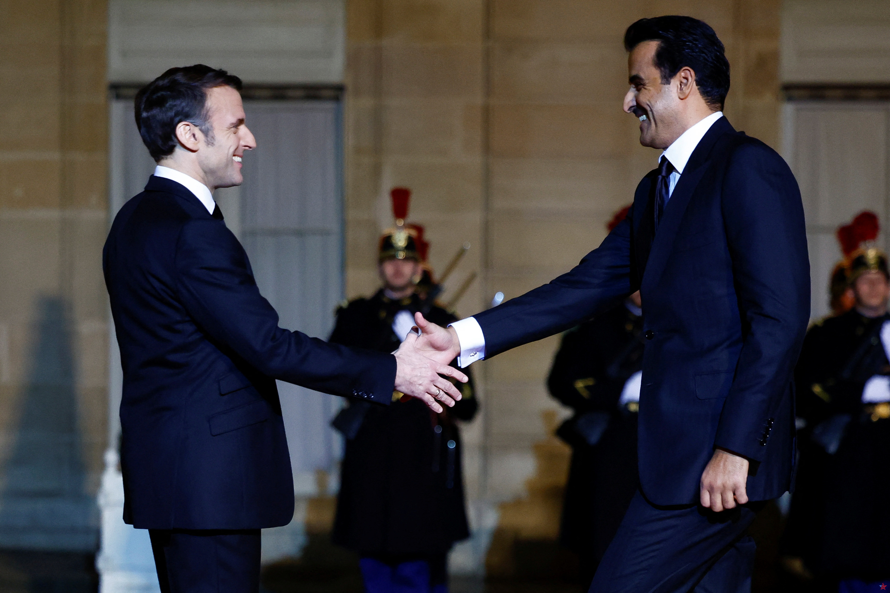 Qatar se compromete a invertir 10.000 millones de euros en la economía francesa hasta 2030