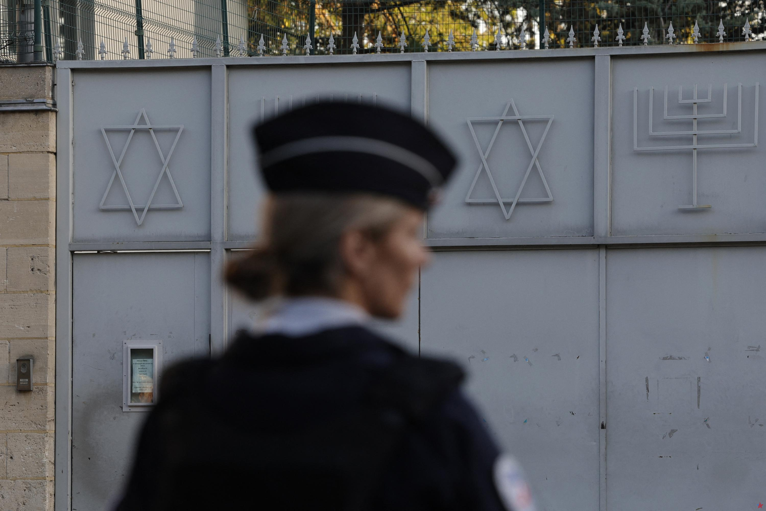 París: un sexagenario golpeado e insultado al salir de una sinagoga, Darmanin denuncia un “acto indescriptible”