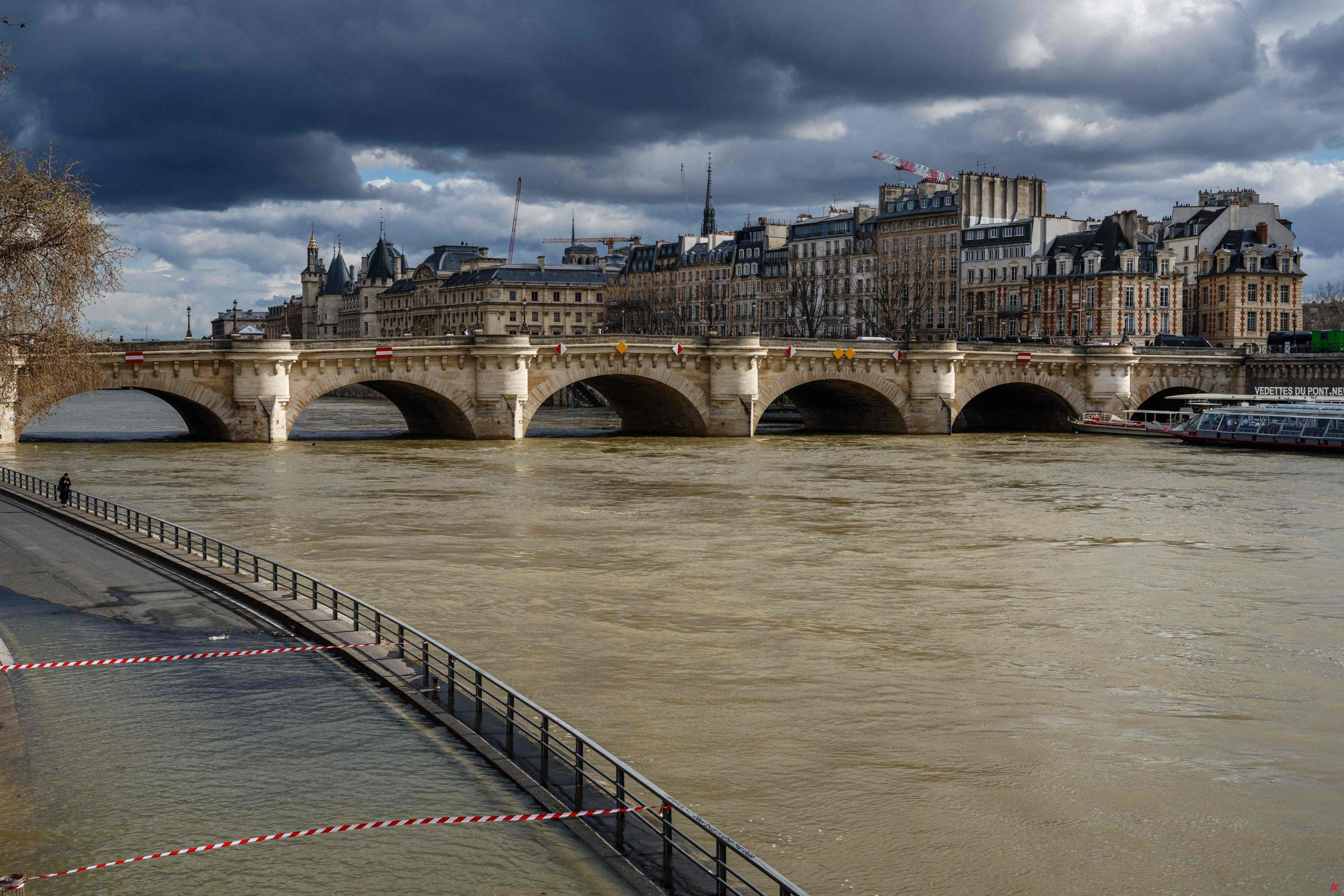 París: más de 400 inmigrantes evacuados de las orillas del Sena por el riesgo de inundaciones