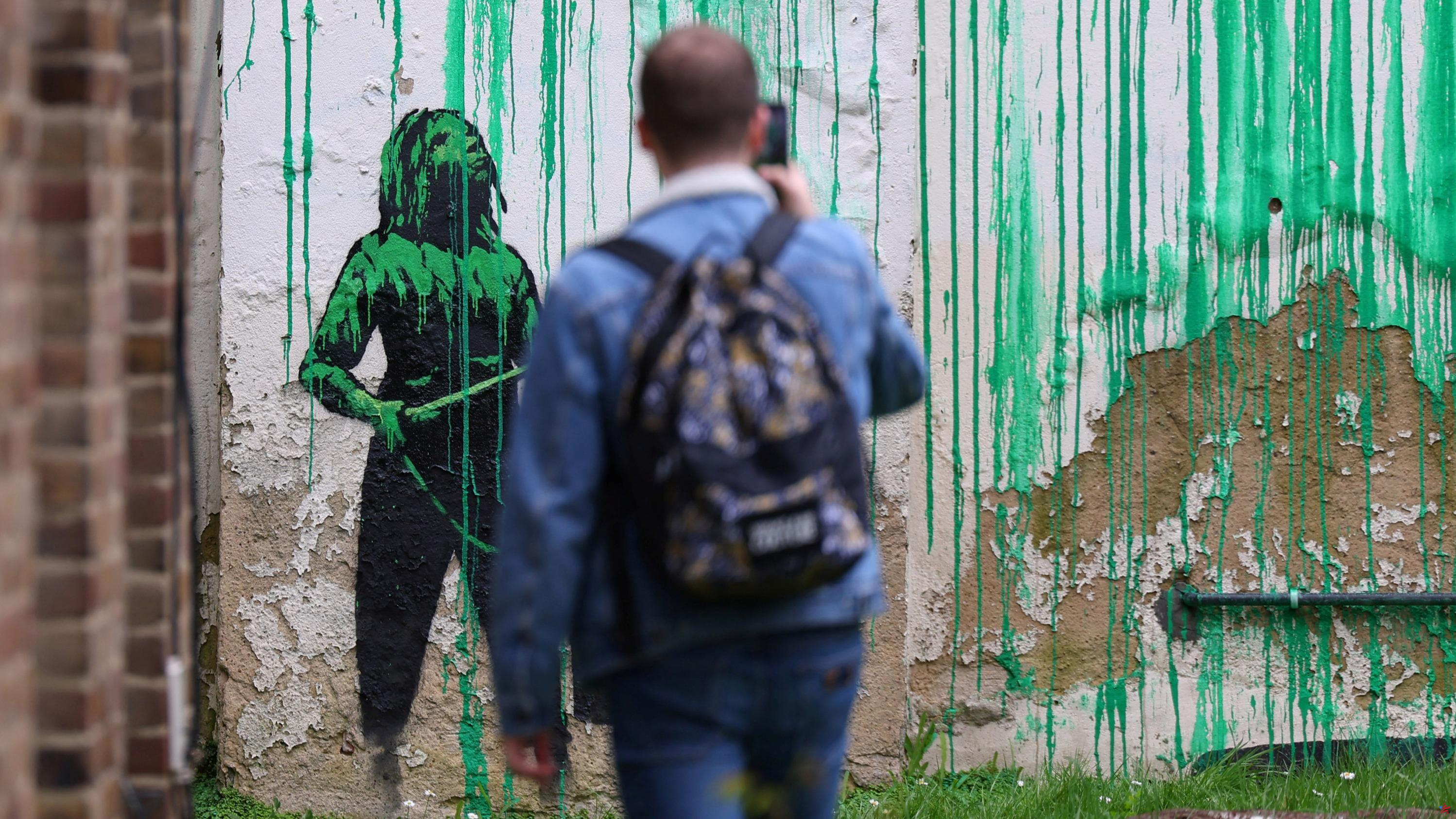 El último fresco de Banksy en Londres manchado con pintura blanca