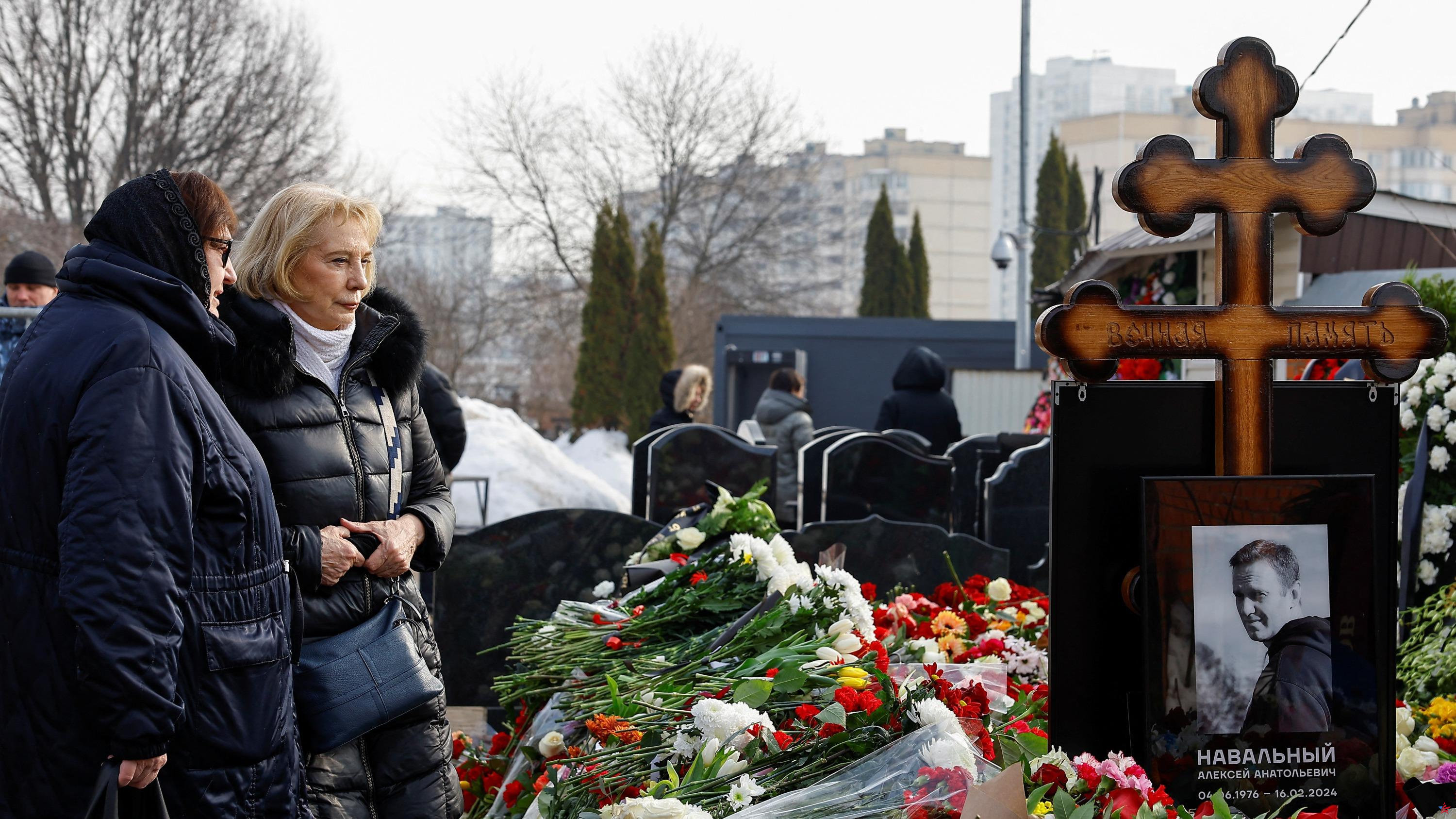 La madre de Alexeï Navalny rinde homenaje a su tumba tras un funeral que atrajo a miles de rusos