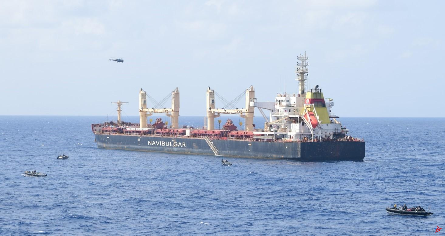 Somalia: la Armada india rescata a la tripulación de un barco de piratas