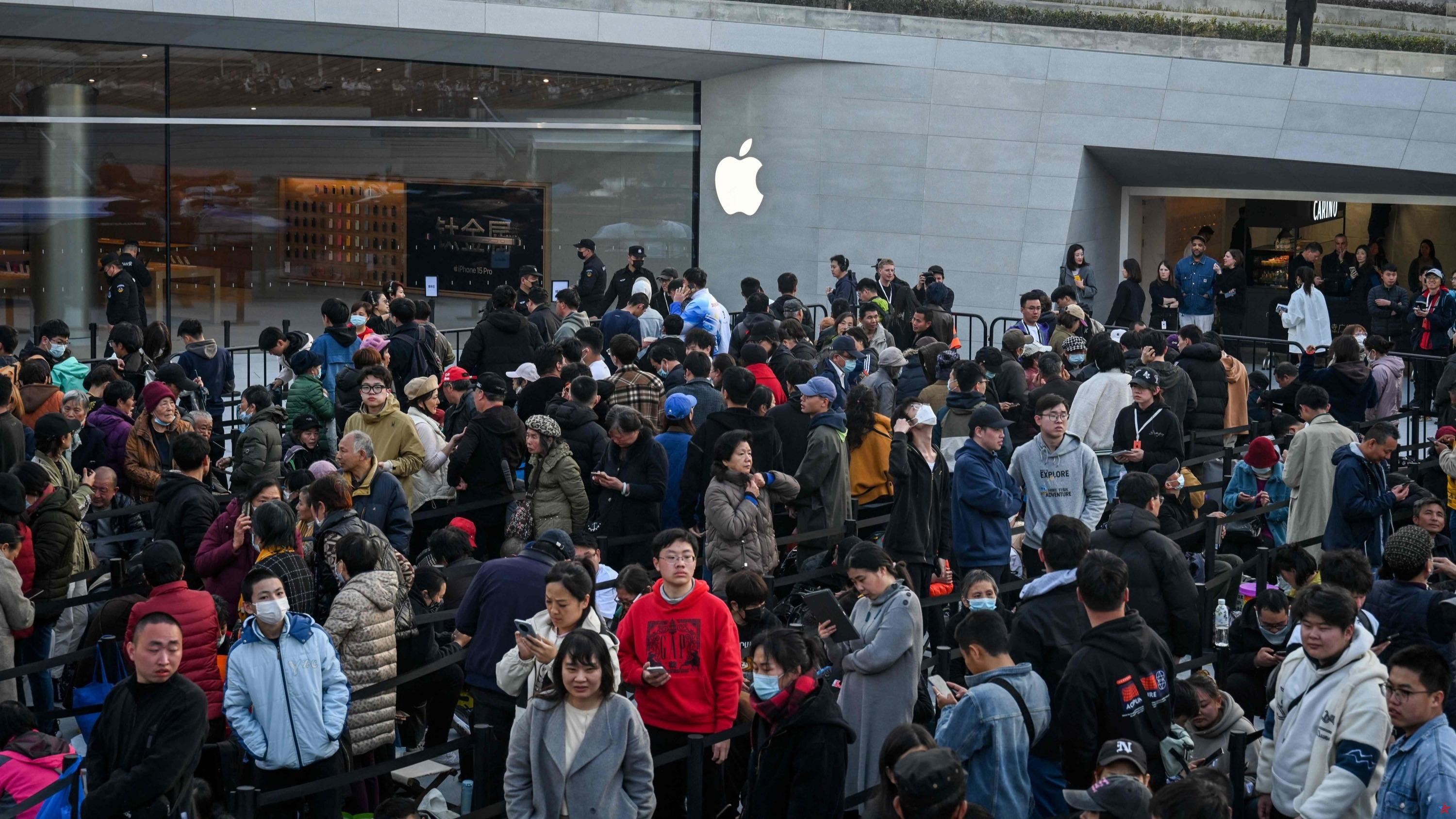 En China, los fans de Apple son superados por jubilados que buscaban regalos en la inauguración de una tienda