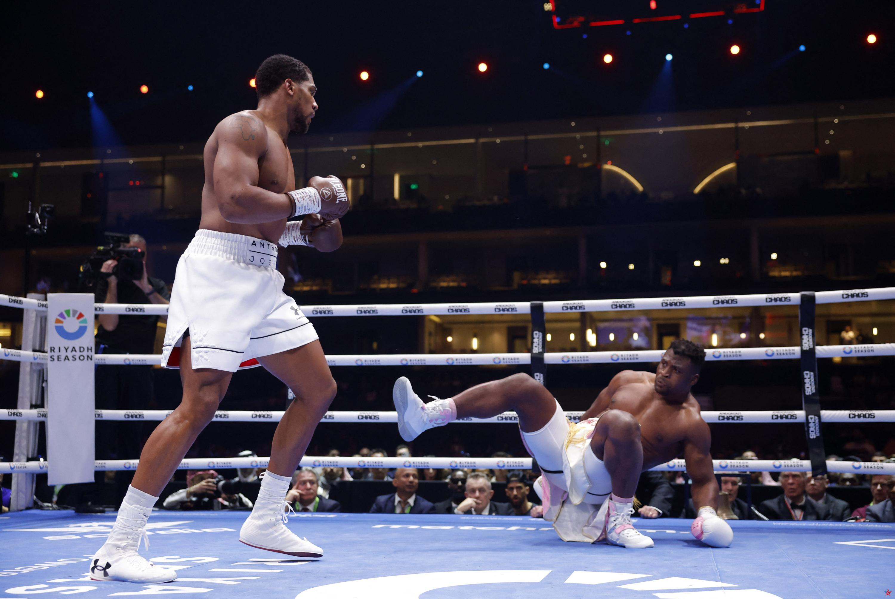 Boxeo: Joshua derriba a Ngannou en dos rounds