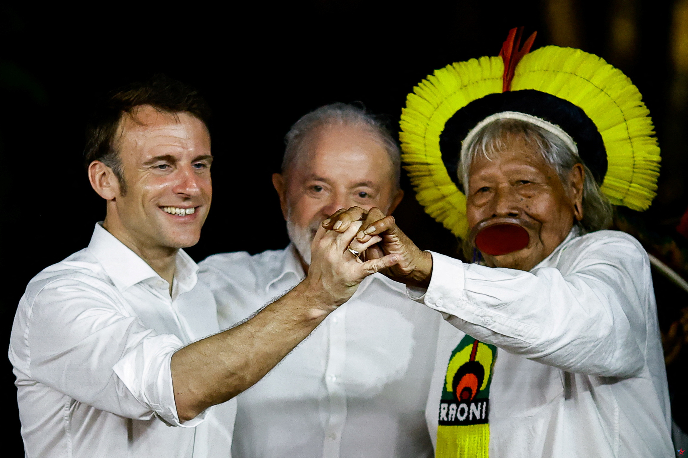 Frente a Lula, Emmanuel Macron condecora al cacique Raoni en el Amazonas con la Legión de Honor