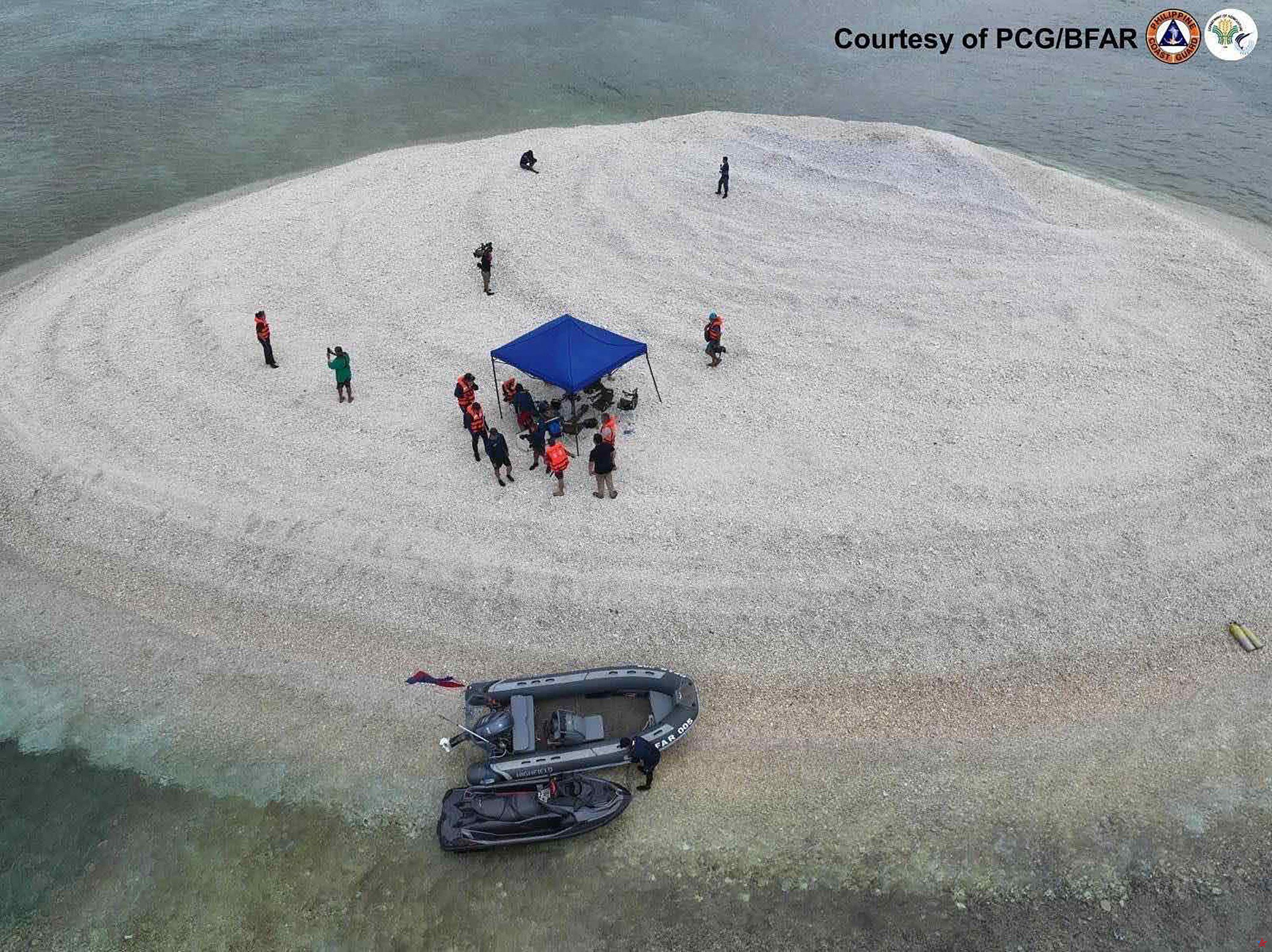 La guardia costera filipina acusa a China de "maniobras peligrosas" contra los científicos