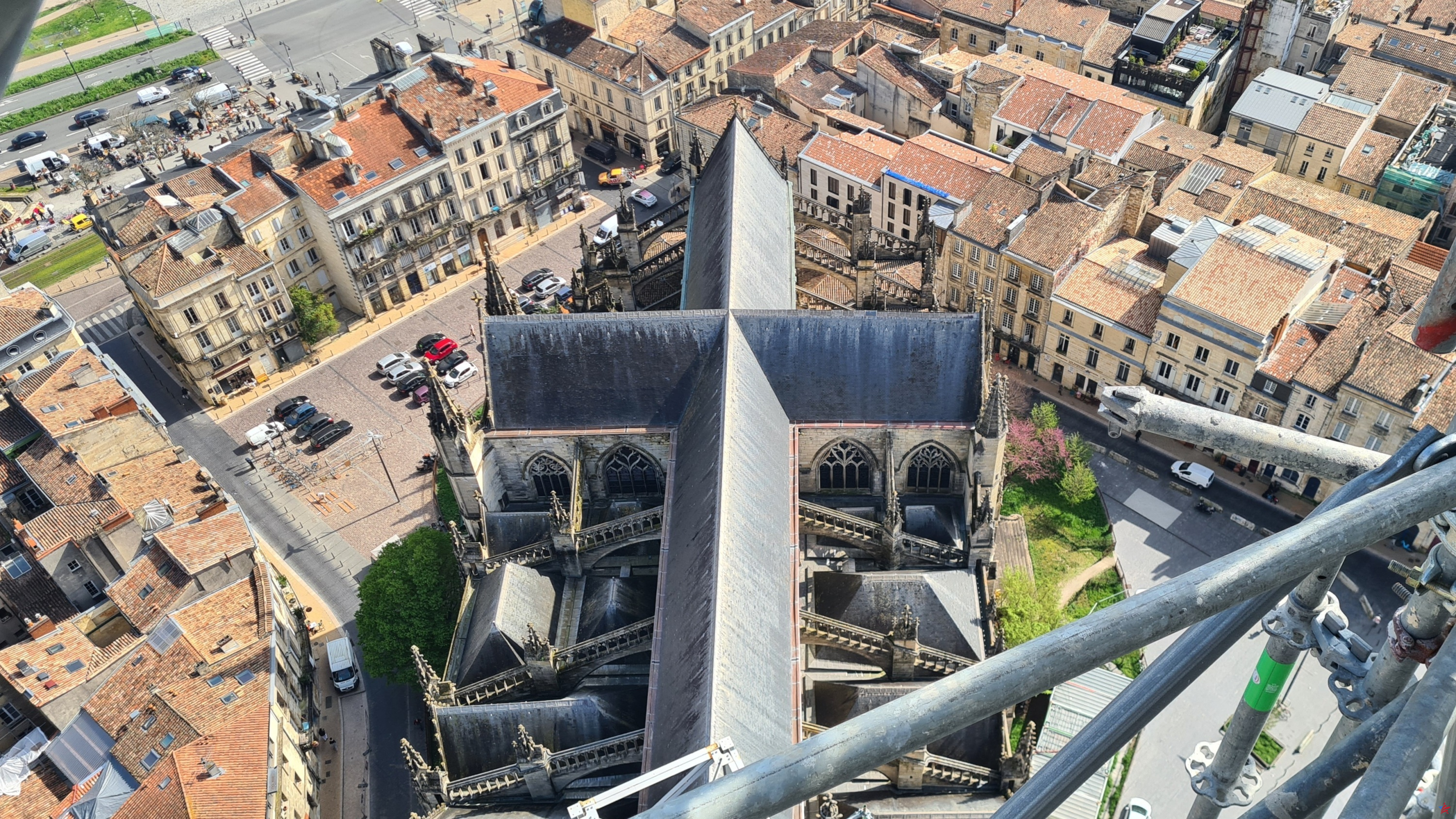Ascenso a la cima de la obra de construcción de la aguja de Saint-Michel en Burdeos, el campanario más alto del sur de Francia.