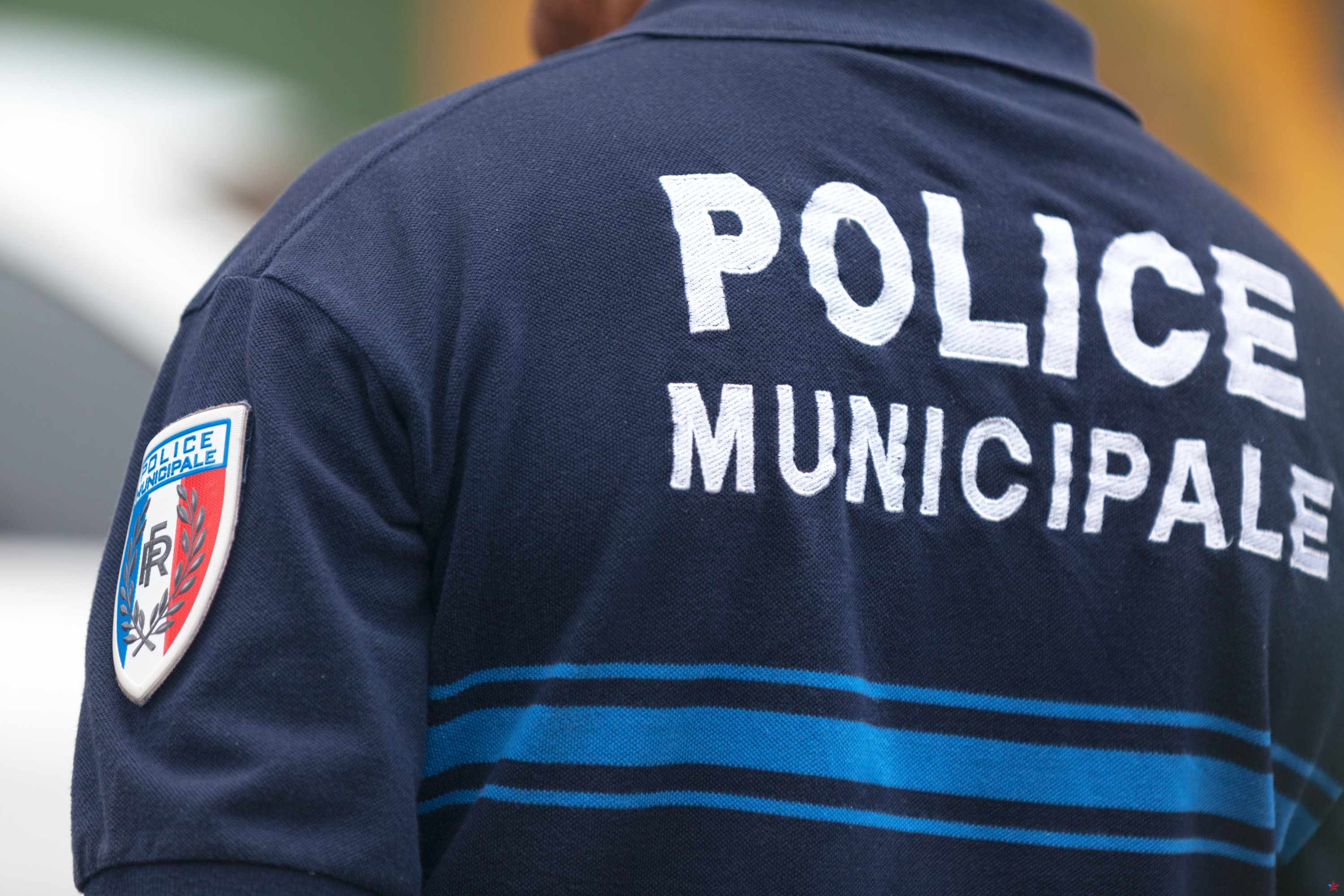 Negativa a cumplir en Bourges: dos policías municipales detenidos