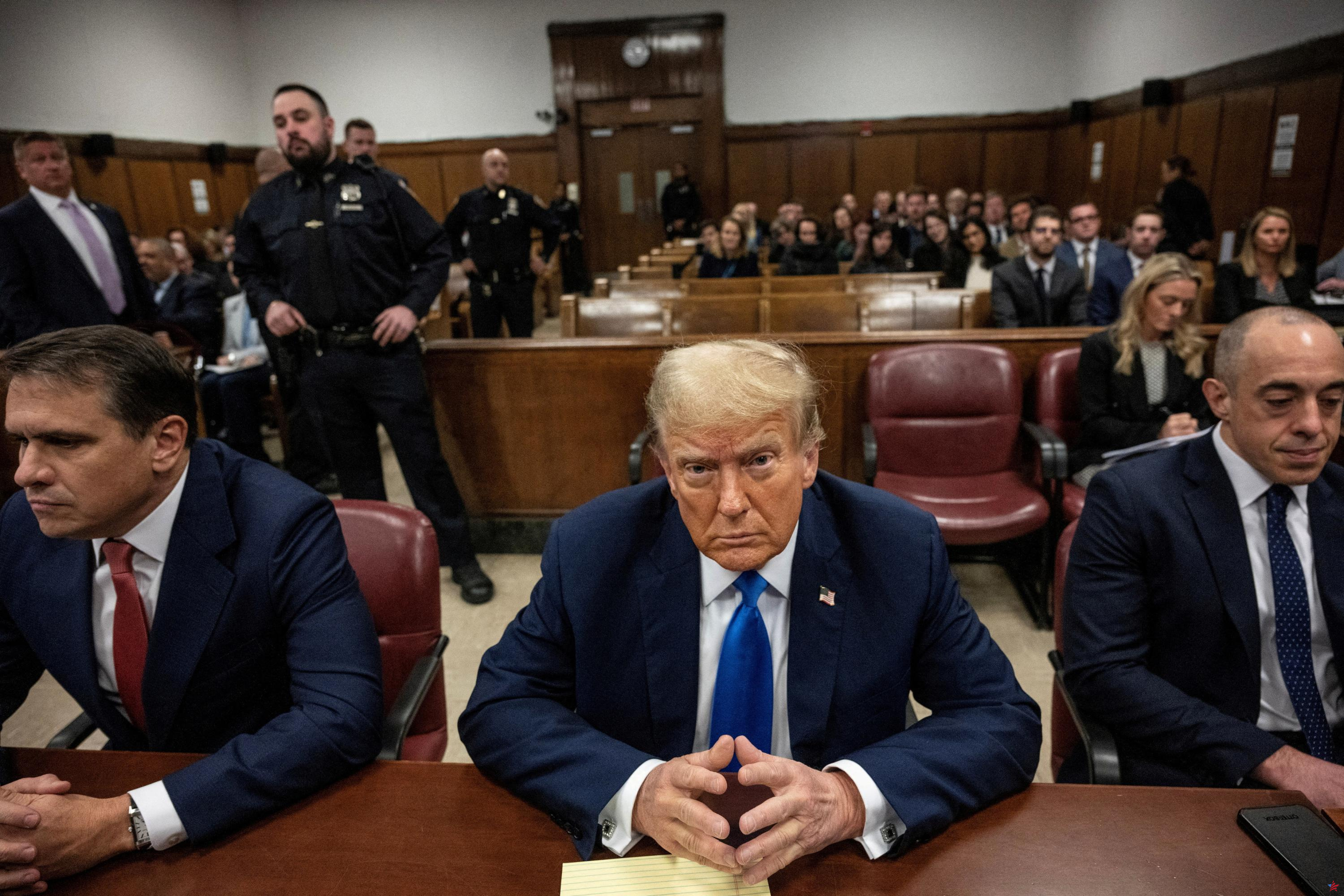 Donald Trump asistió, con rostro hosco, a la apertura de los debates de su juicio
