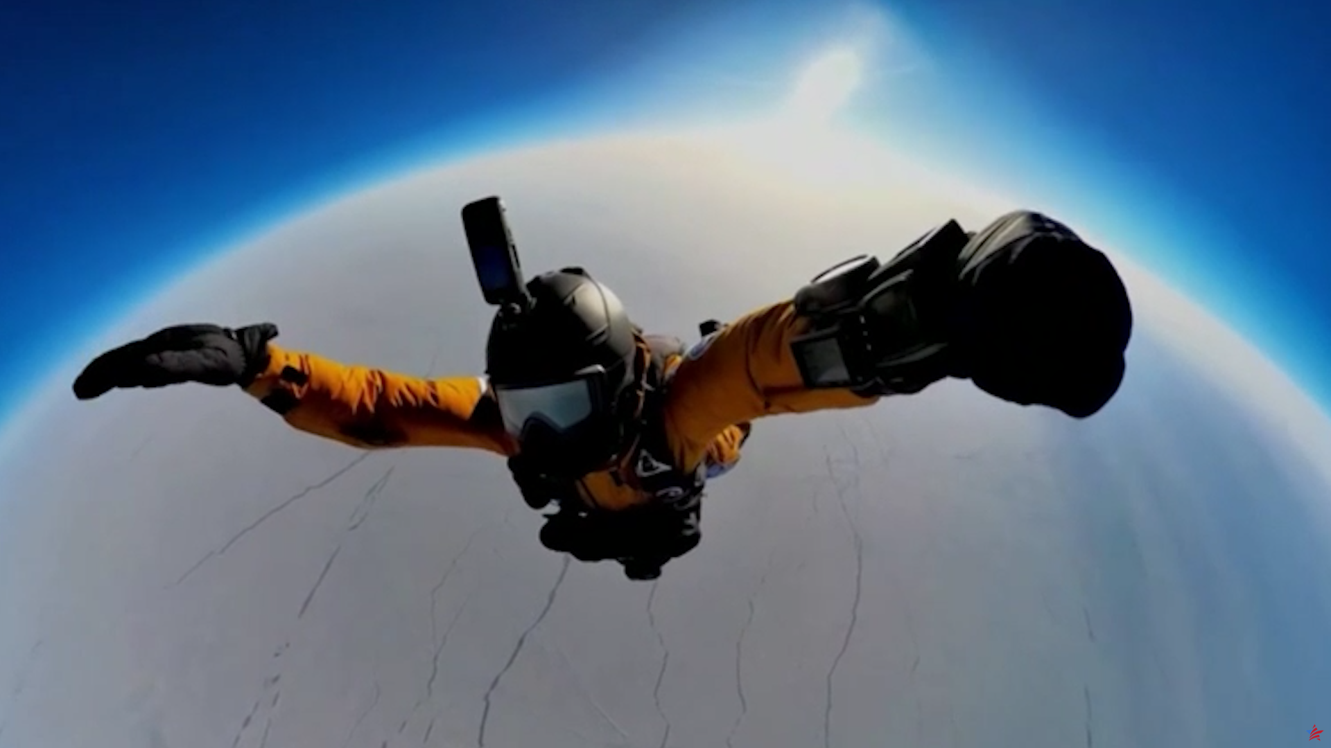 De la estratosfera al Polo Norte... Las vertiginosas imágenes del récord mundial de salto en paracaídas