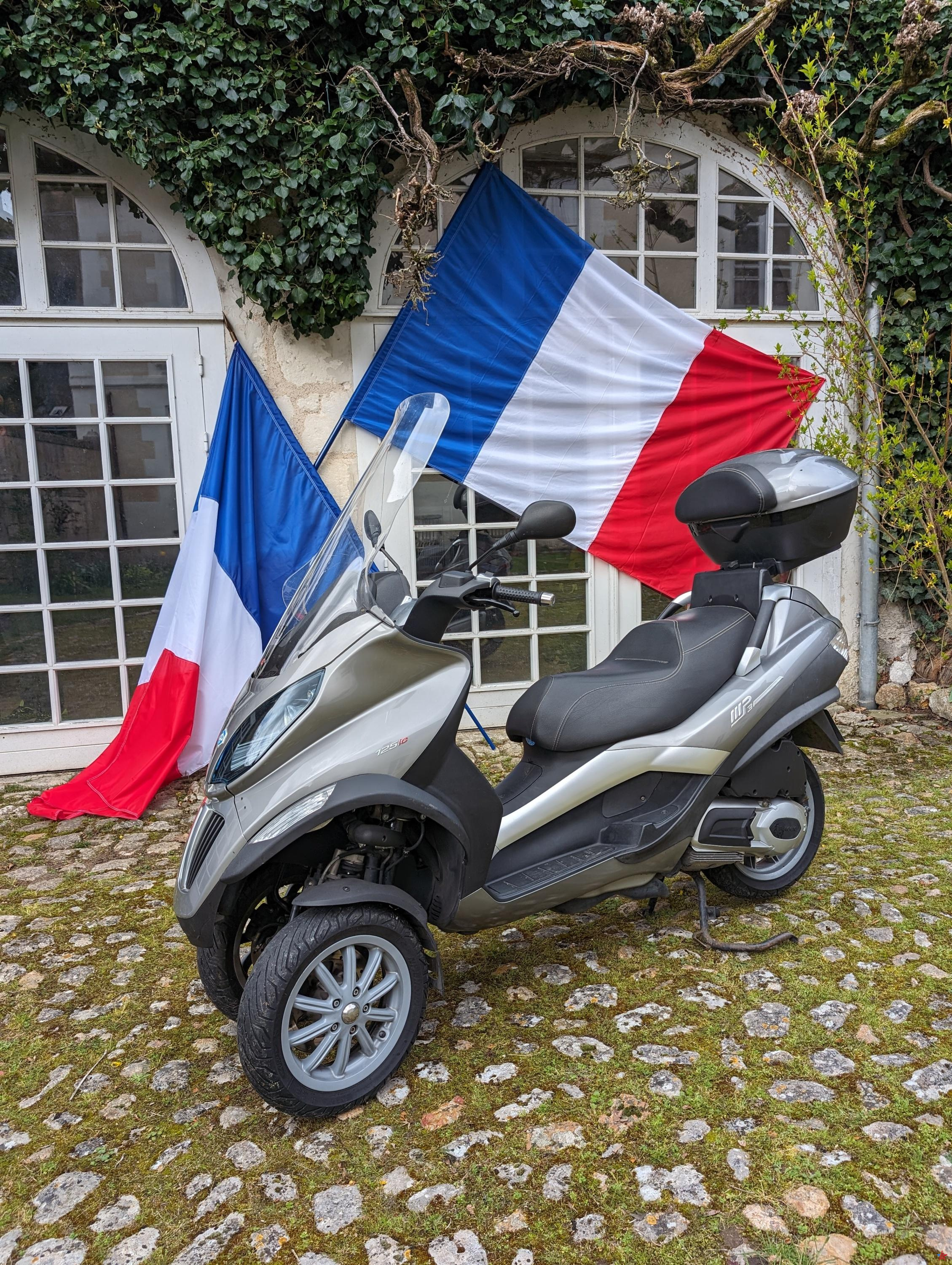El famoso scooter de François Hollande se subastará