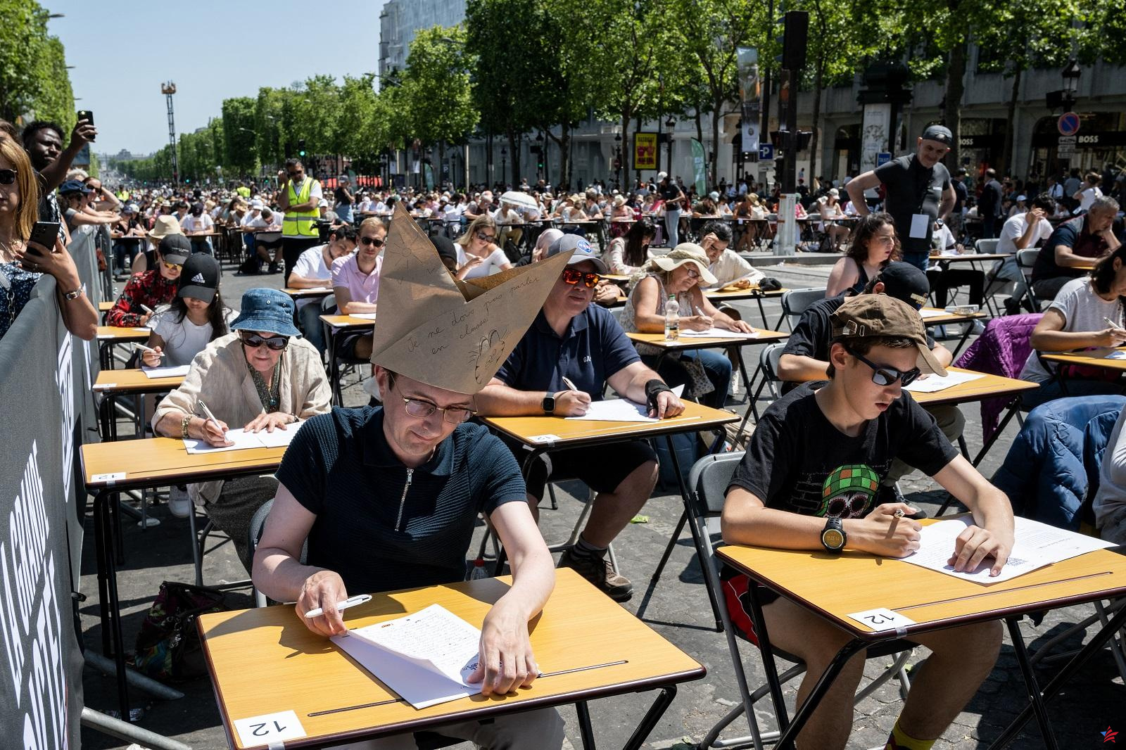 El Festival del Libro de París organiza un dictado gigante en el Campo de Marte