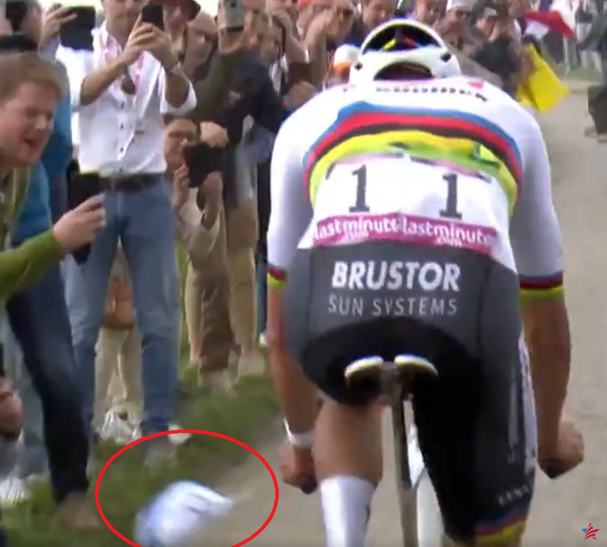 París-Roubaix: en vídeo, un espectador inconsciente arroja una gorra a una de las ruedas de Van der Poel