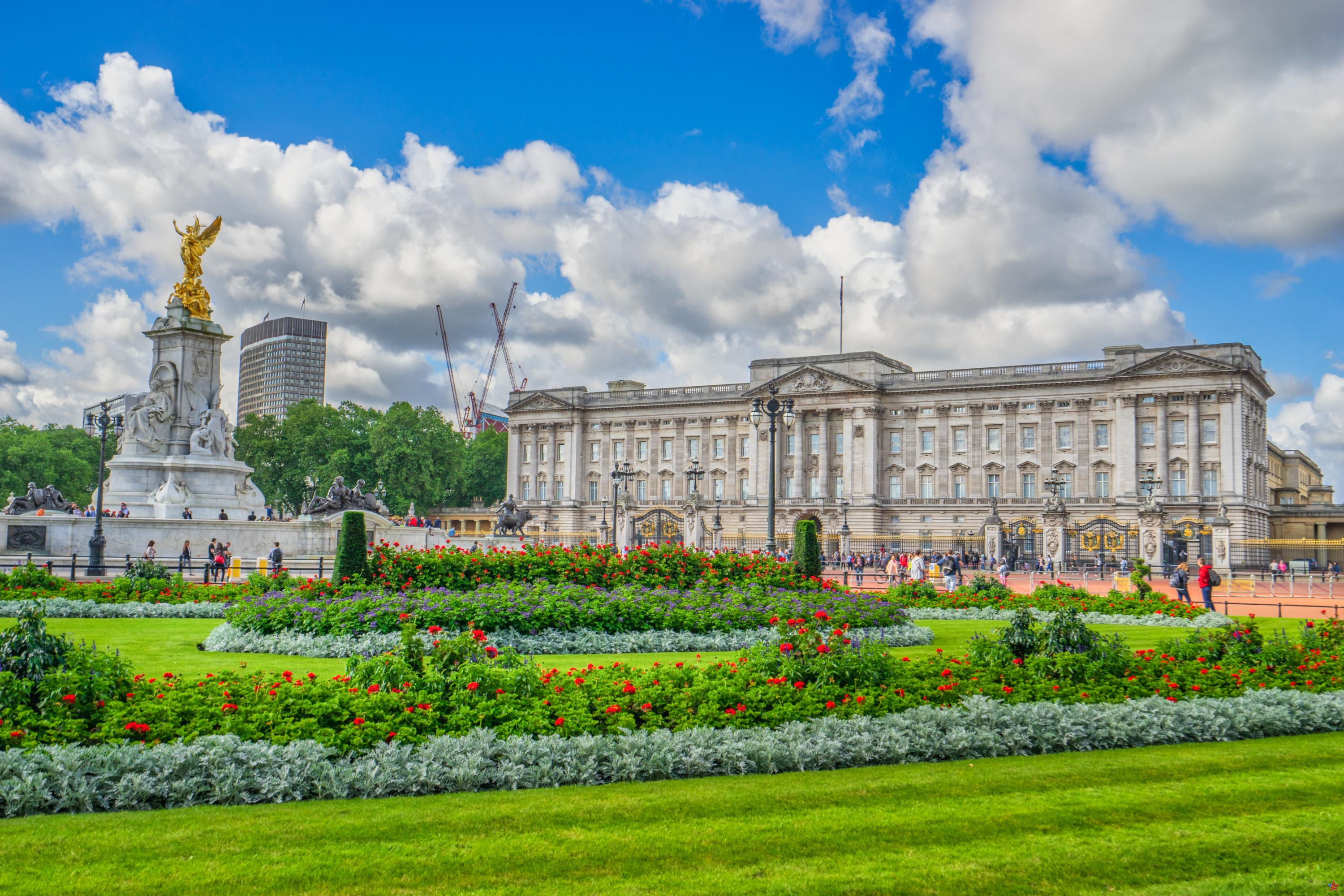 Inauguración de Balmoral, nuevas visitas a Buckingham... Cómo se beneficia la familia real británica del turismo