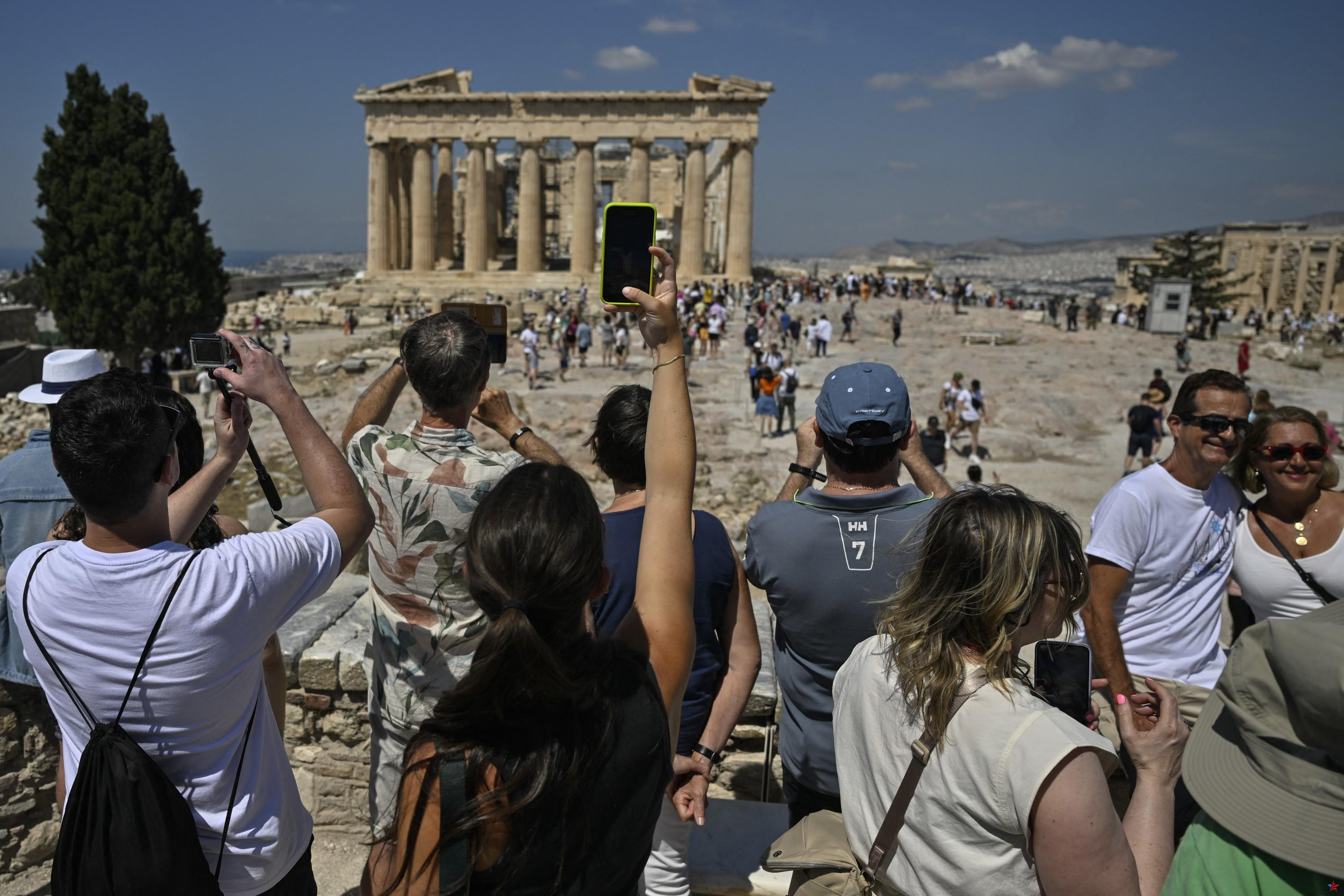 Visitar la Acrópolis de Atenas sin turistas es posible, si te lo puedes permitir