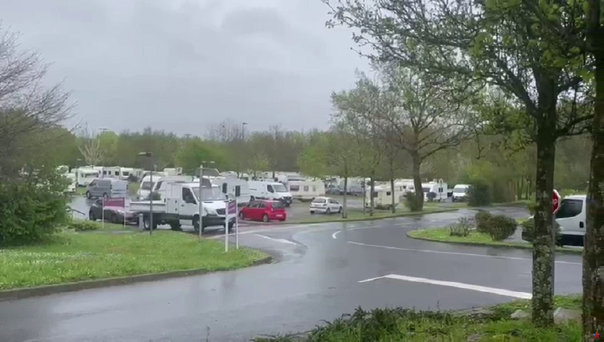 “Todos sufren pero nadie hace nada”: la llegada de caravanas a un aparcamiento preocupa a una localidad cercana a Nantes