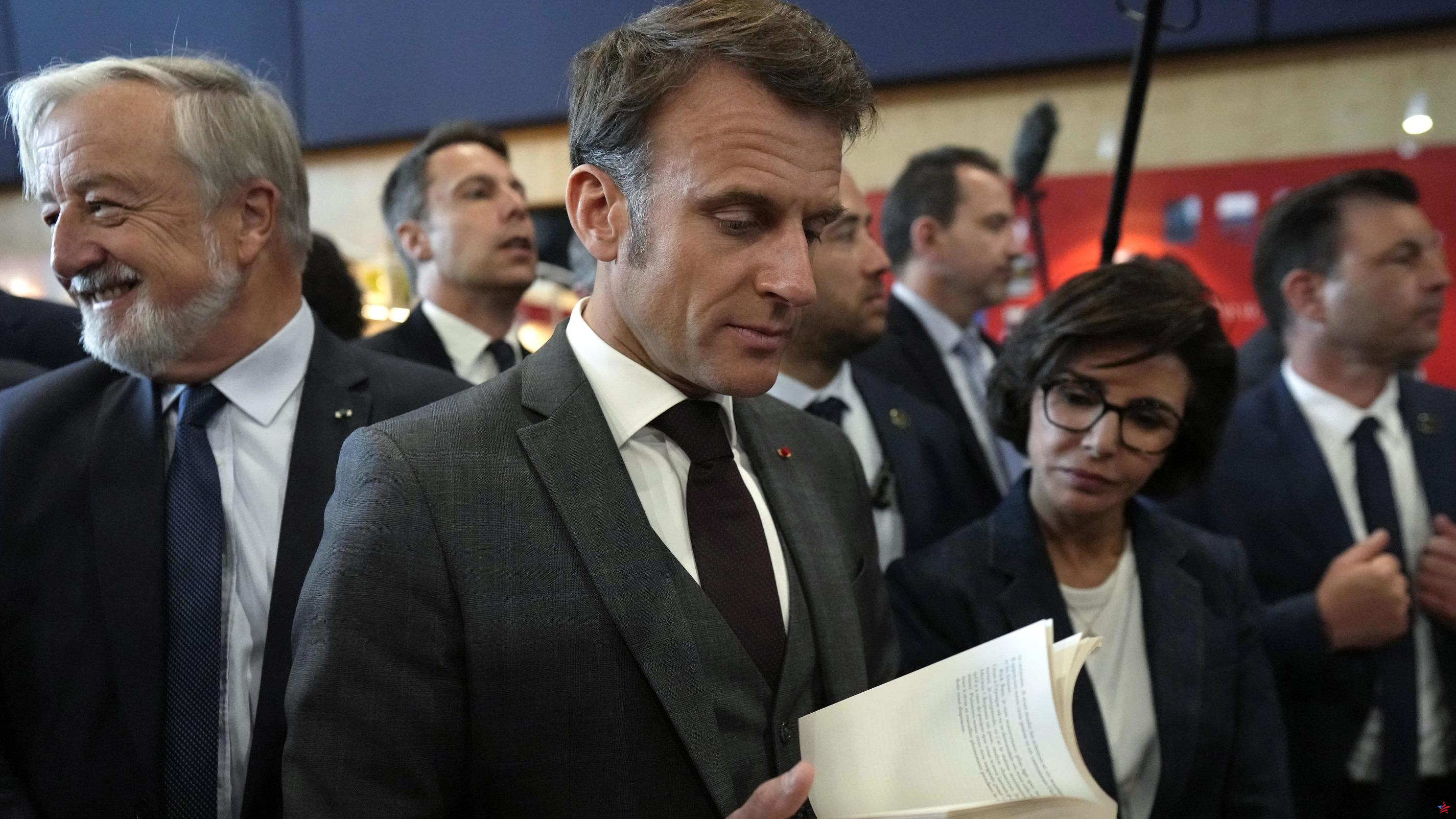 Emmanuel Macron improvisa una visita al Festival del Libro de París