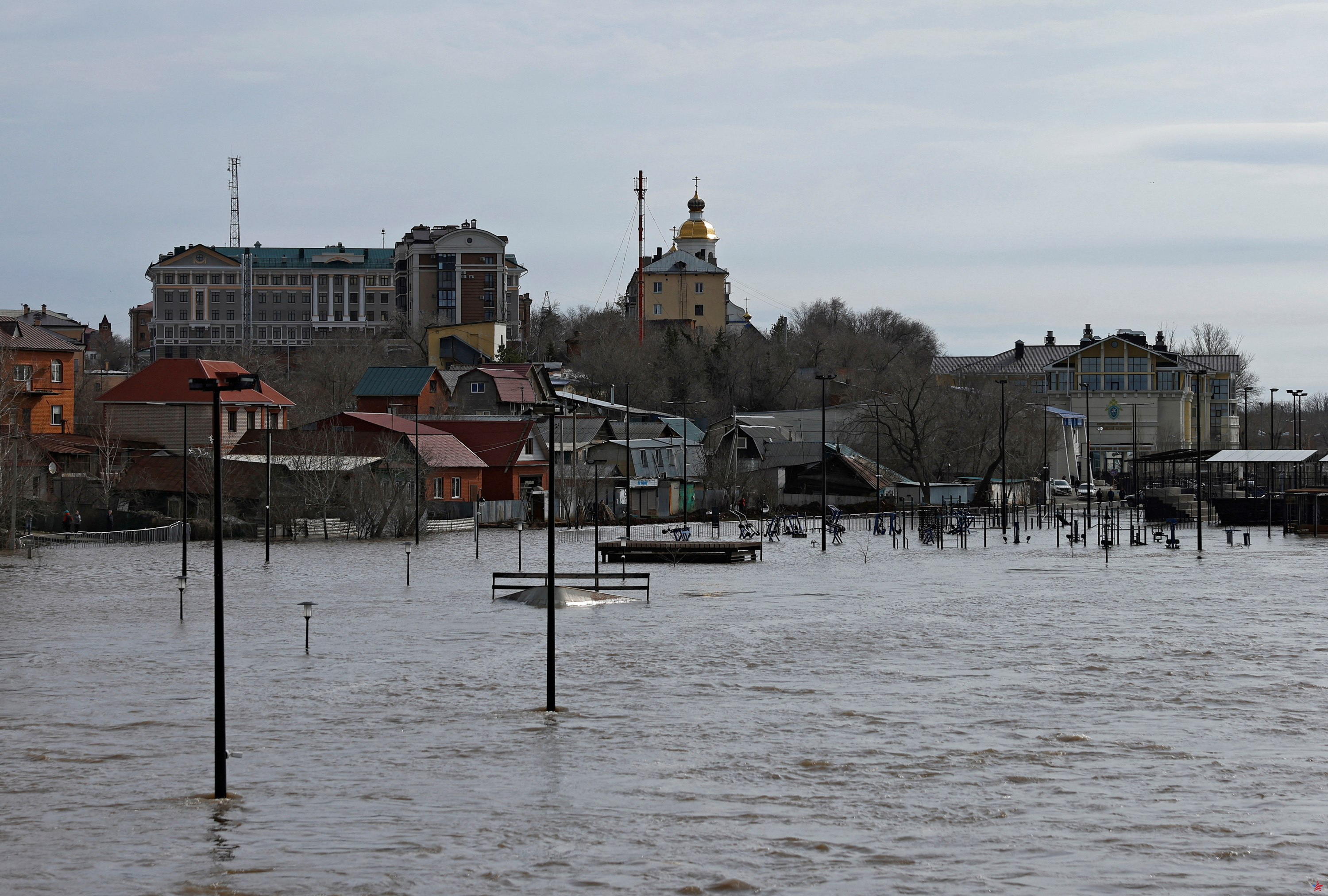 Inundaciones en Rusia: continúa la subida del nivel del agua en los ríos y el río Ural