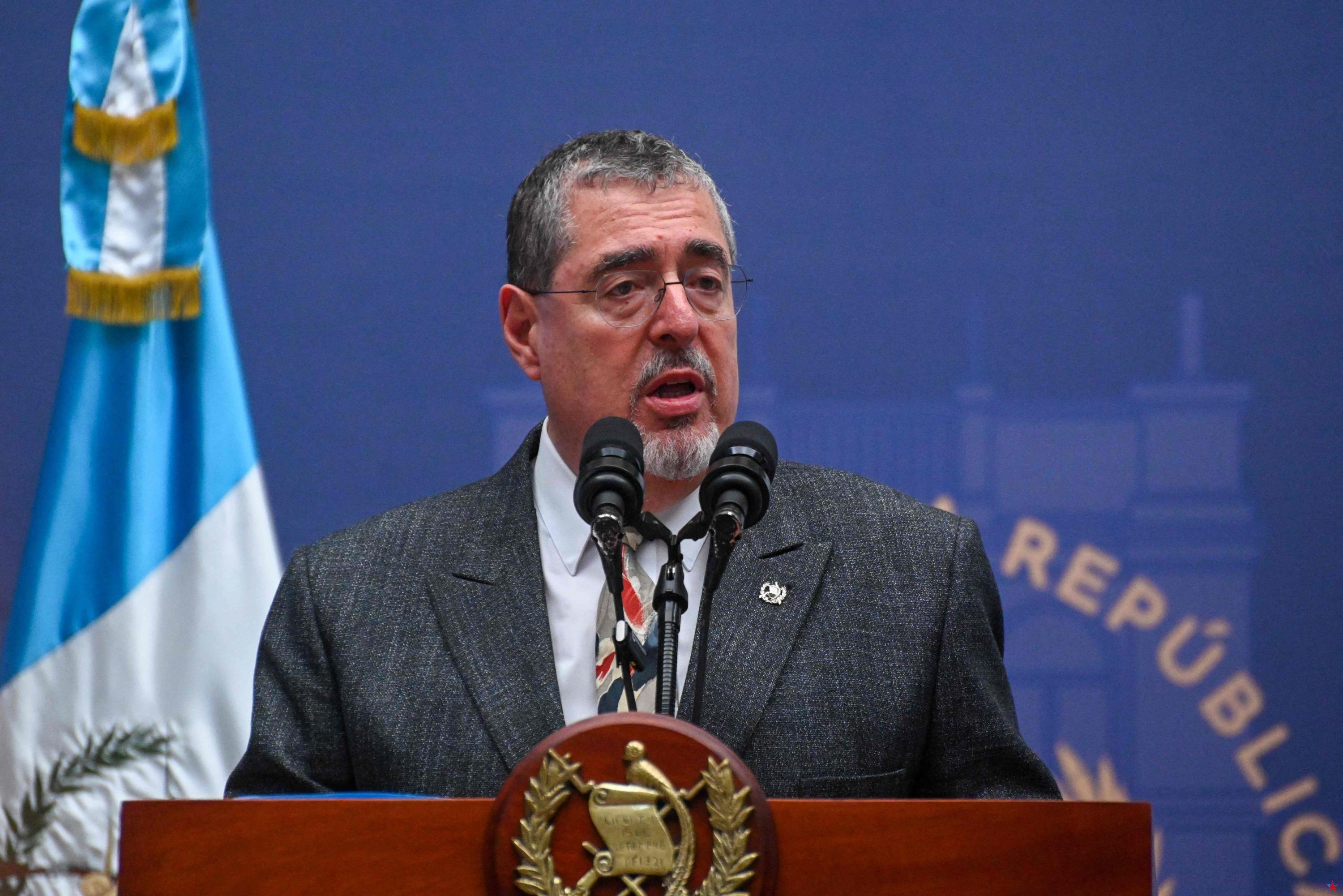 Presidente guatemalteco despide a ministro por “mal uso de recursos estatales”