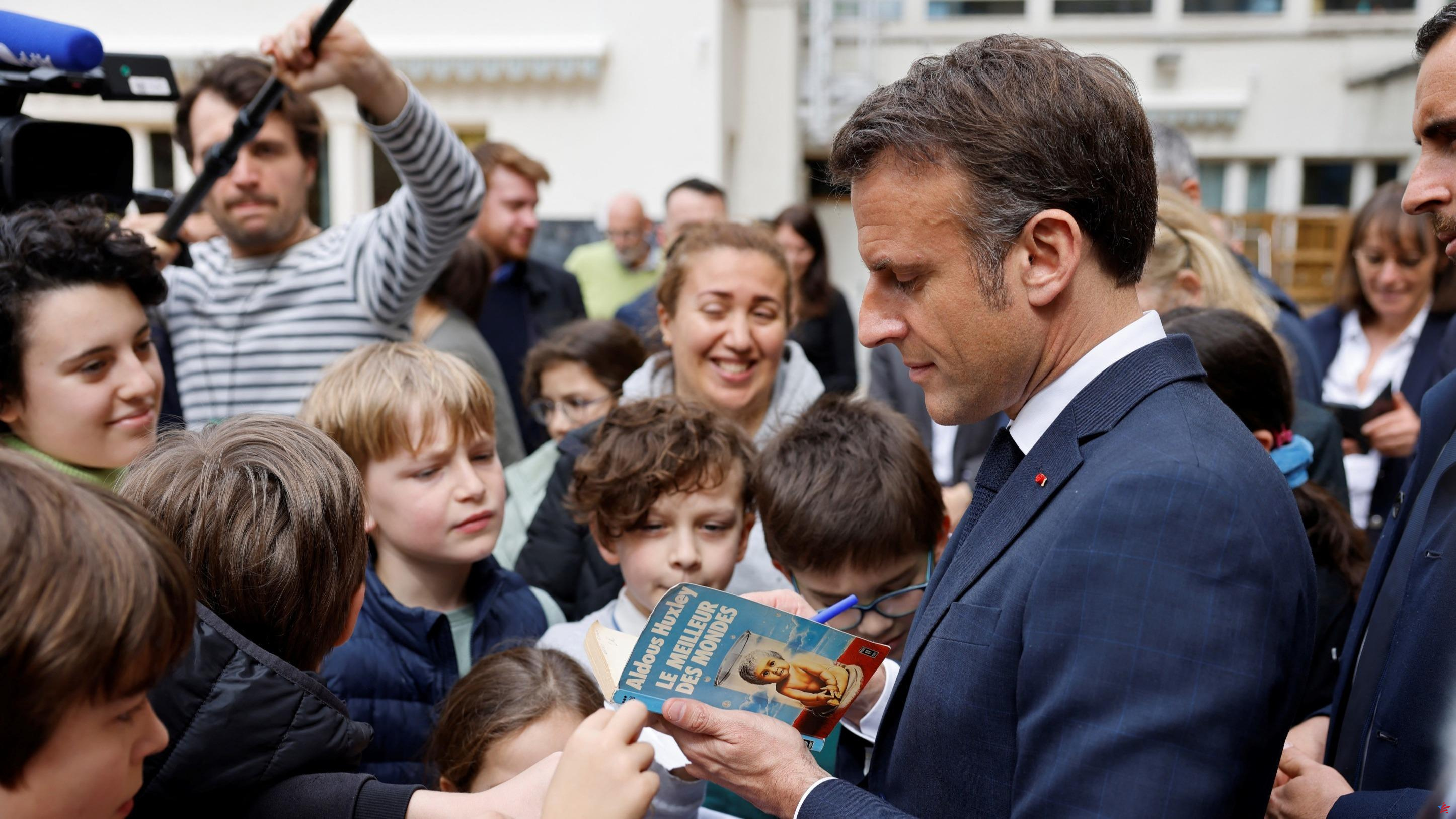 Emmanuel Macron visita el Festival del Libro de París