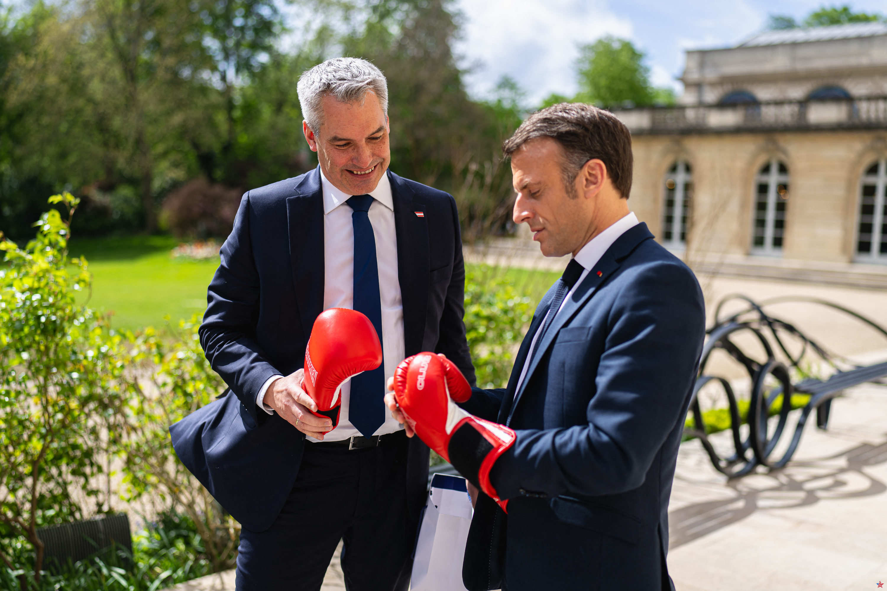 De visita en París, la canciller austriaca ofrece guantes de boxeo a Emmanuel Macron