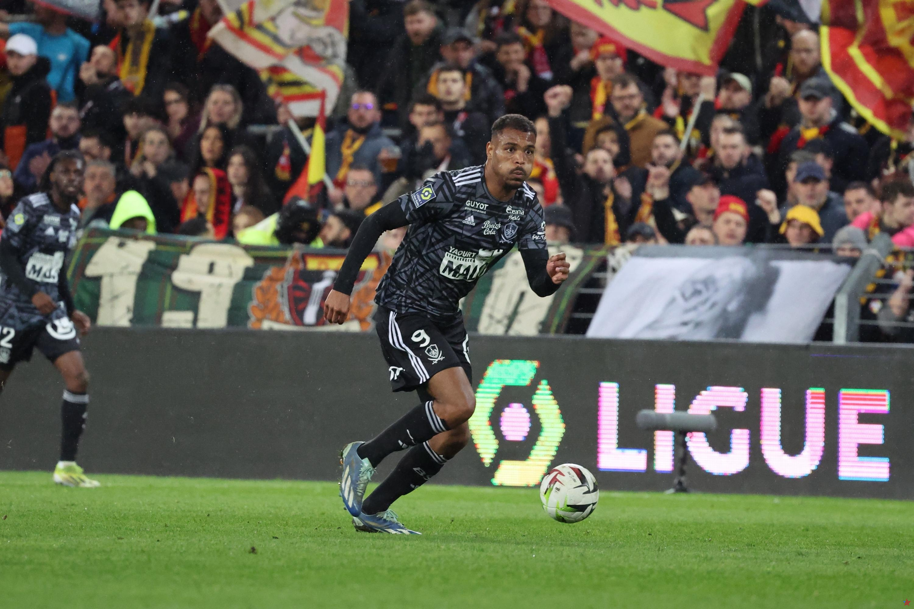 Ligue 1: Steve Mounié, con la cabeza en las nubes