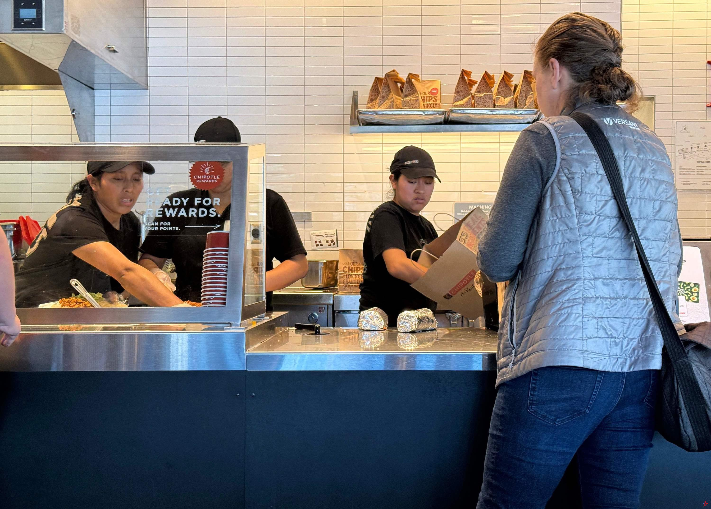 California aumenta el salario mínimo para los trabajadores de comida rápida