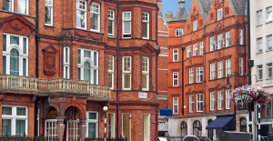 “Un lugar romántico e inolvidable”: un propietario londinense ofrece alquilar tiendas de campaña en… su salón en Airbnb