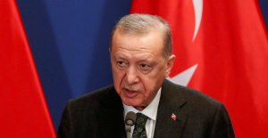 Turquía bloquea el paso por el Mar Negro de dos dragaminas entregados por los británicos a Ucrania