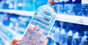 El agua embotellada contiene 100 veces más nanopartículas de plástico de lo que se pensaba