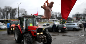 En Polonia, los agricultores bloquean un centenar de carreteras y cruces hacia Ucrania