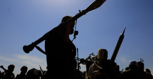 Los rebeldes hutíes lanzan seis misiles contra dos barcos frente a Yemen