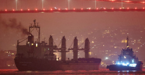 China: un carguero choca contra un puente, al menos dos muertos