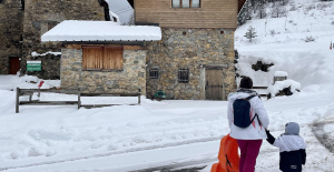 Sin electricidad durante tres días tras una enorme nevada, esta pequeña estación de esquí ve a sus turistas hacer las maletas